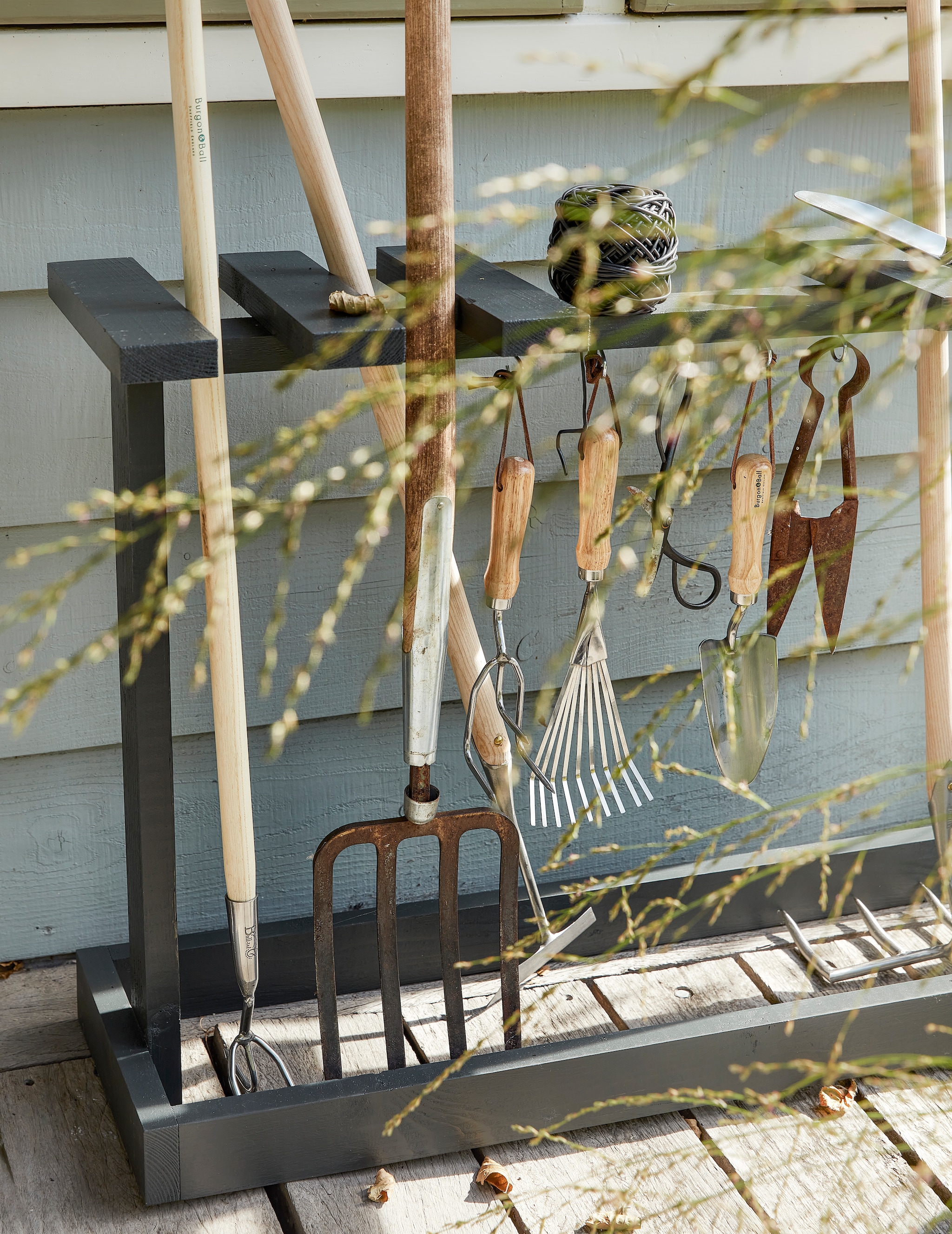 Schoffel, spade met steps, sloothark, verplantschopje, RHS plantschop, cultivator, RHS bladhark handmodel, RHS handcultivator De Wiltfang. Klos zwarte bindbuis Intratuin. Overig ouder gereedschap en oude lampetkan privébezit vtwonen special 01-2026 | fotografie Peggy Janssen | styling Monique Visser