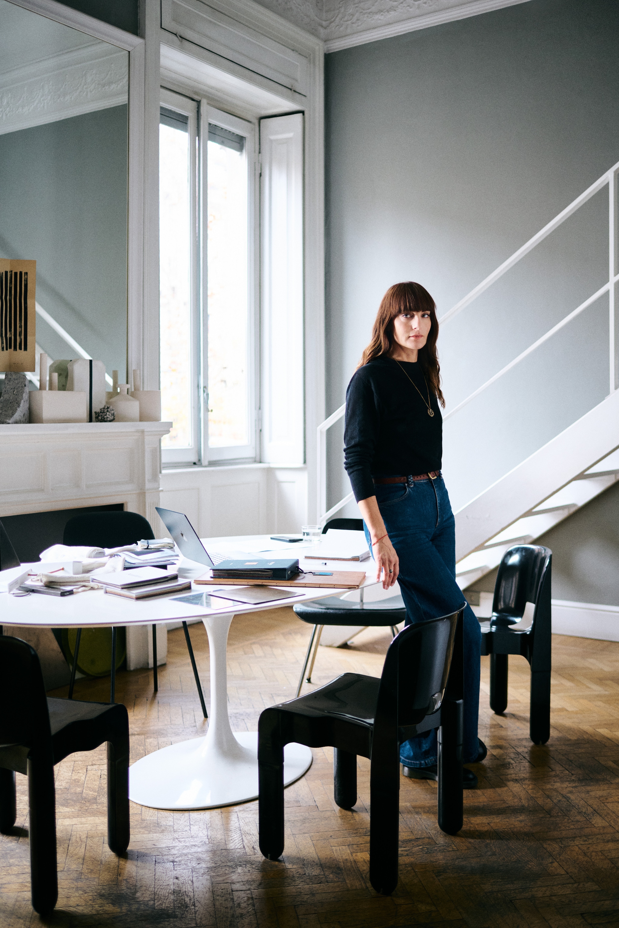 Arianna Lelli Mami in de studio. Stoel van Joe Colombo voor Kartell. Tafel Tulip van Knoll. vtwonen Design 01-2026 | fotografie Valentina Sommariva