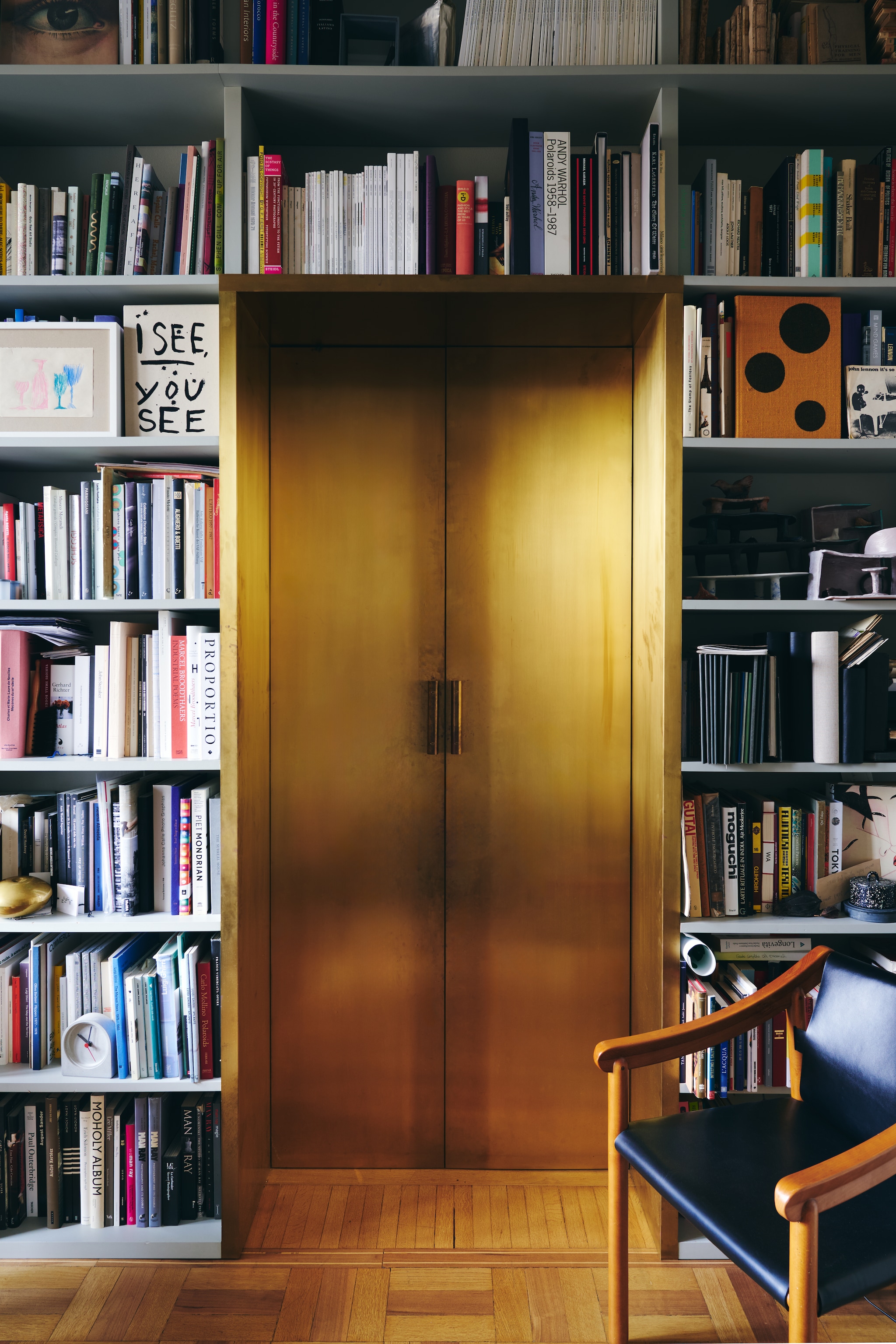 Boekenkast en deur Studiopepe. vtwonen Design 01-2026 | fotografie Valentina Sommariva