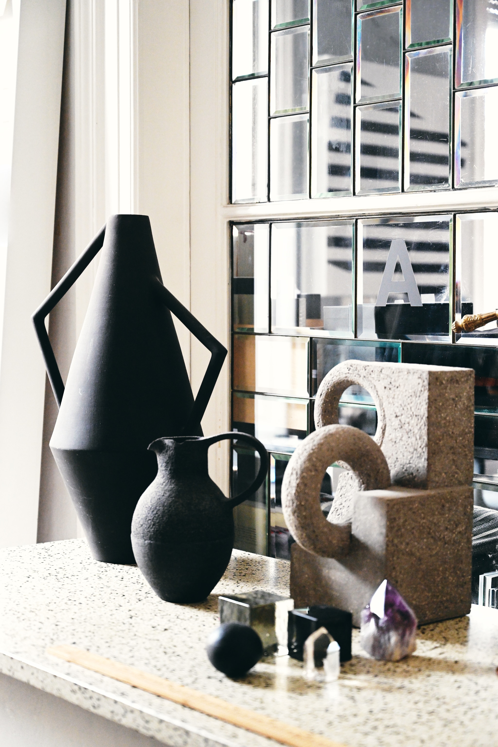 Alles leidt tot inspiratie. Hoge zwarte vaas Kora van Studiopepe x Atipico. vtwonen Design 01-2026 | fotografie Valentina Sommariva