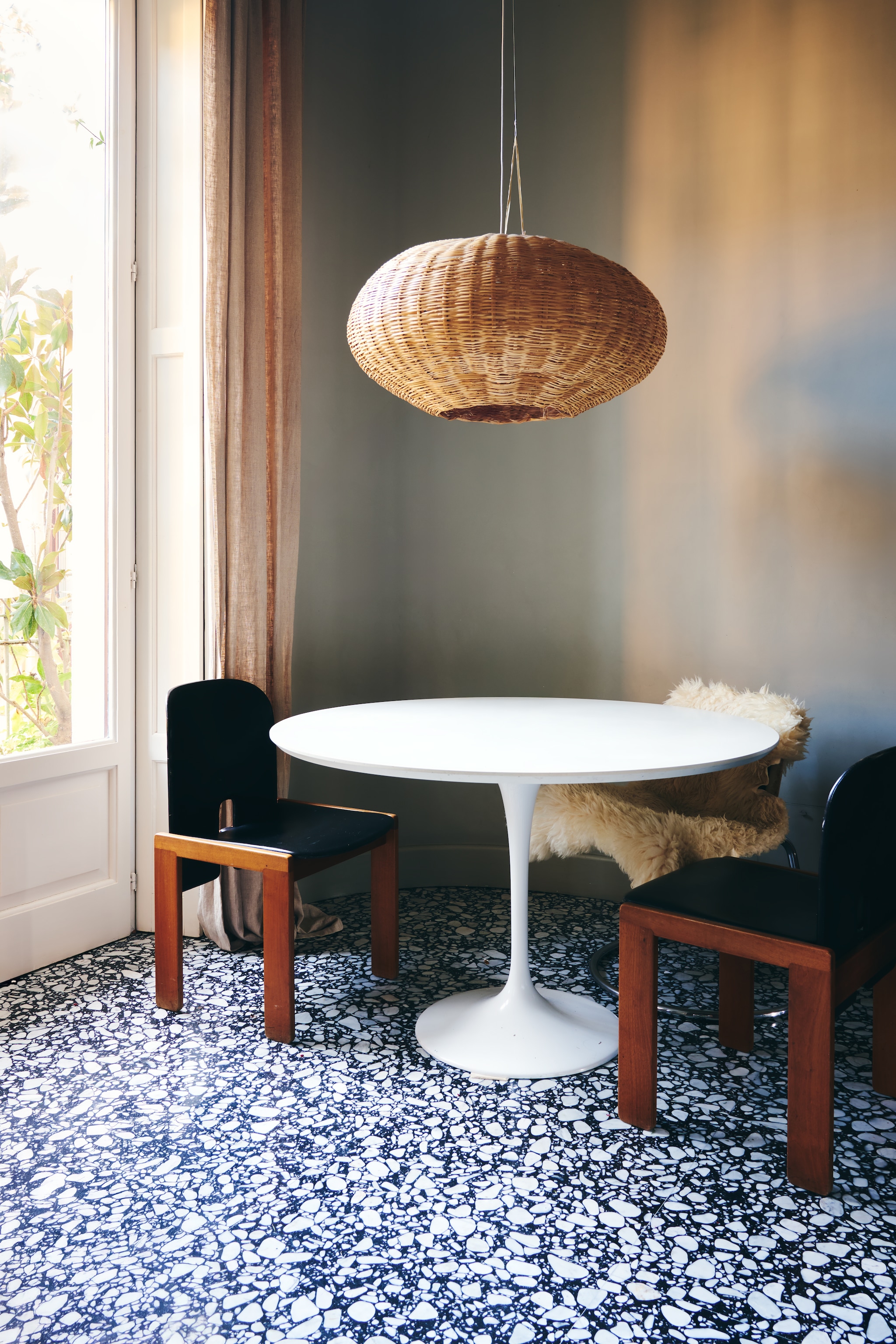 Lamp Arianna Lelli Mami. Stoelen vintage Scarpa. Tafel Tulip van Knoll. vtwonen Design 01-2026 | fotografie Valentina Sommariva