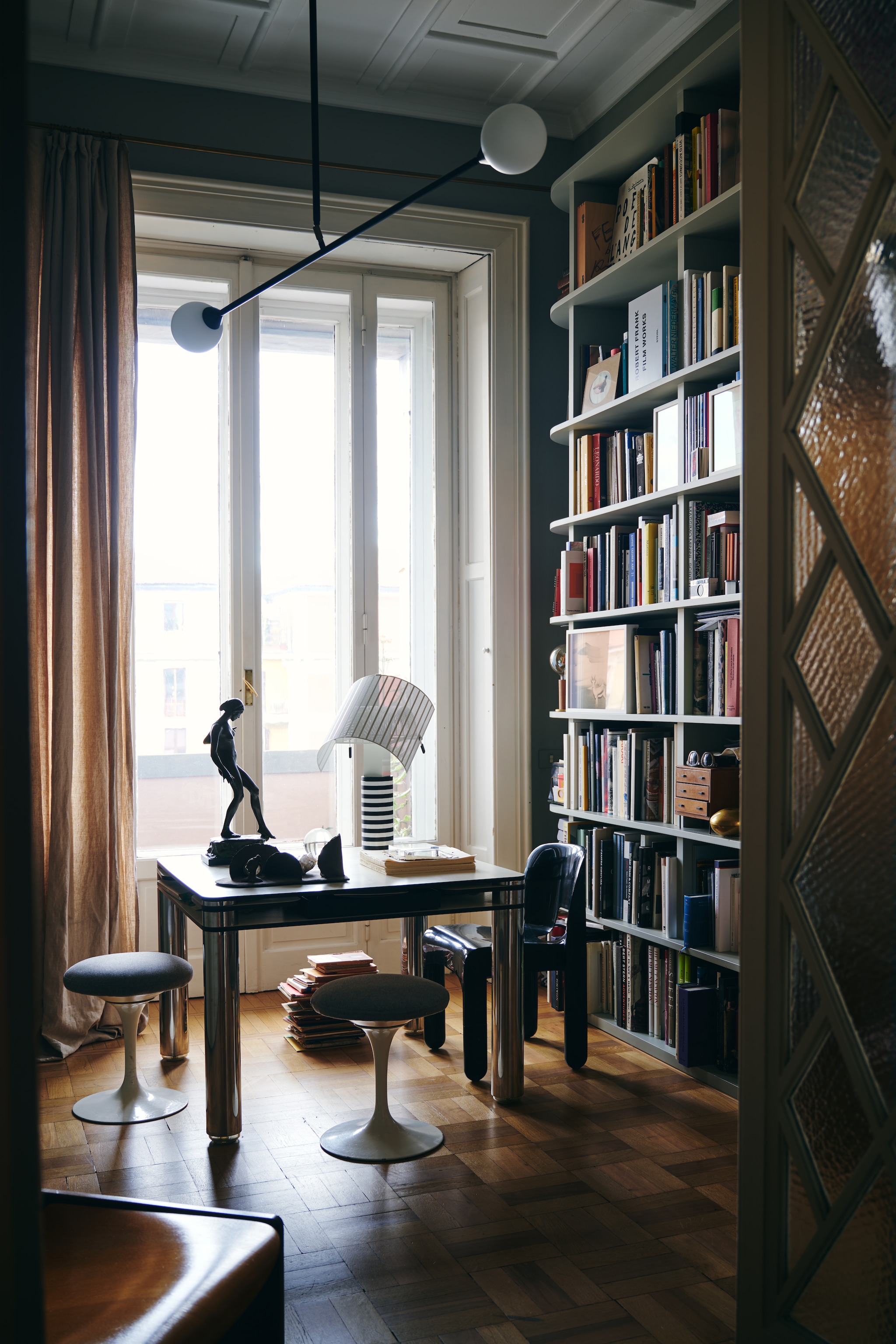 Hanglamp Atelier Areti. Lamp Shogun van Artemide. Boekenkast Studiopepe. Tafel Joe Colombo. vtwonen Design 01-2026 | fotografie Valentina Sommariva