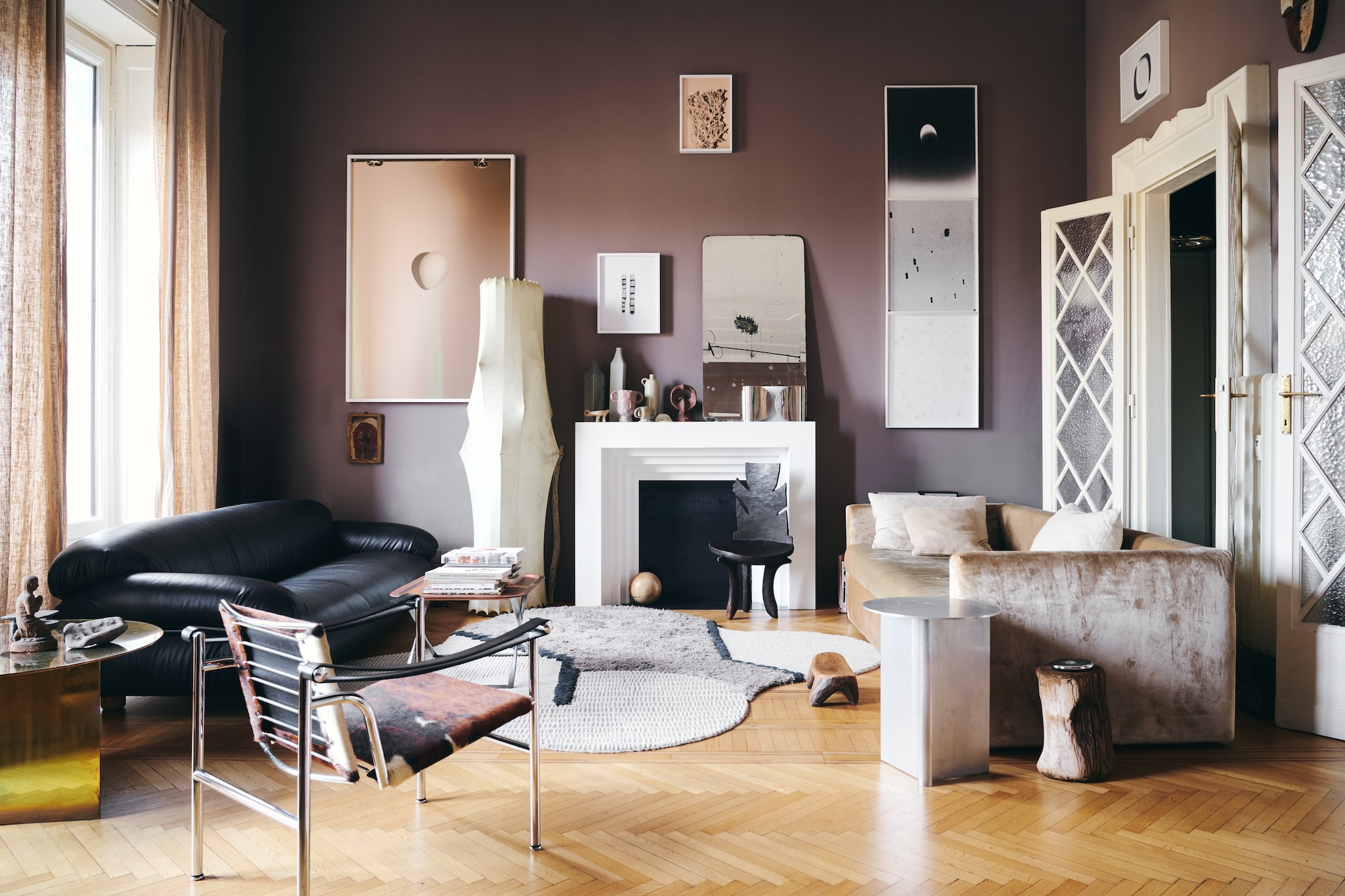 Bank links Sesann van Tacchini. Vloerlamp Fantasma Piccolo van Tobia Scarpa bij Flos. Vloerkleed Studiopepe x cc-tapis. Bank rechts en haard Studiopepe. vtwonen Design 01-2026 | fotografie Valentina Sommariva