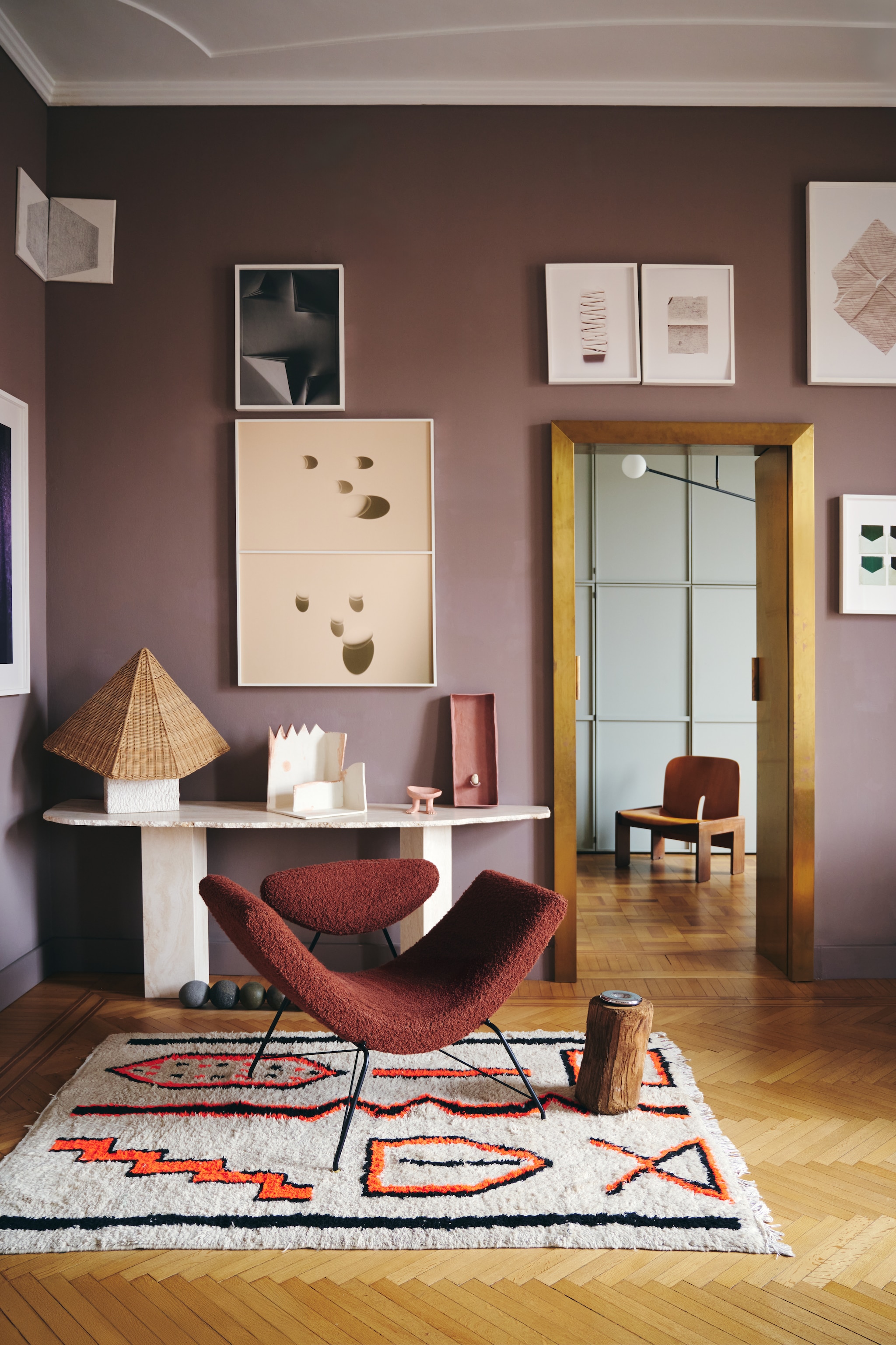 Loungestoel Reversível van Tacchini. Vloerkleed souvenir uit Marokko. vtwonen Design 01-2026 | fotografie Valentina Sommariva