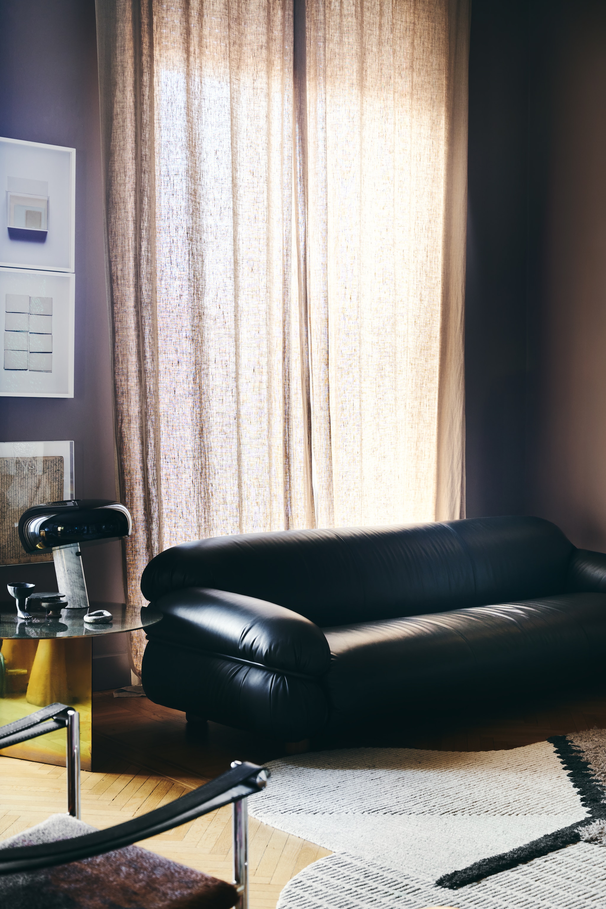 Bank Sesann van Tacchini. Tafellamp Snoopy van Flos. Vloerkleed Studiopepe x cc-tapis. vtwonen Design 01-2026 | fotografie Valentina Sommariva