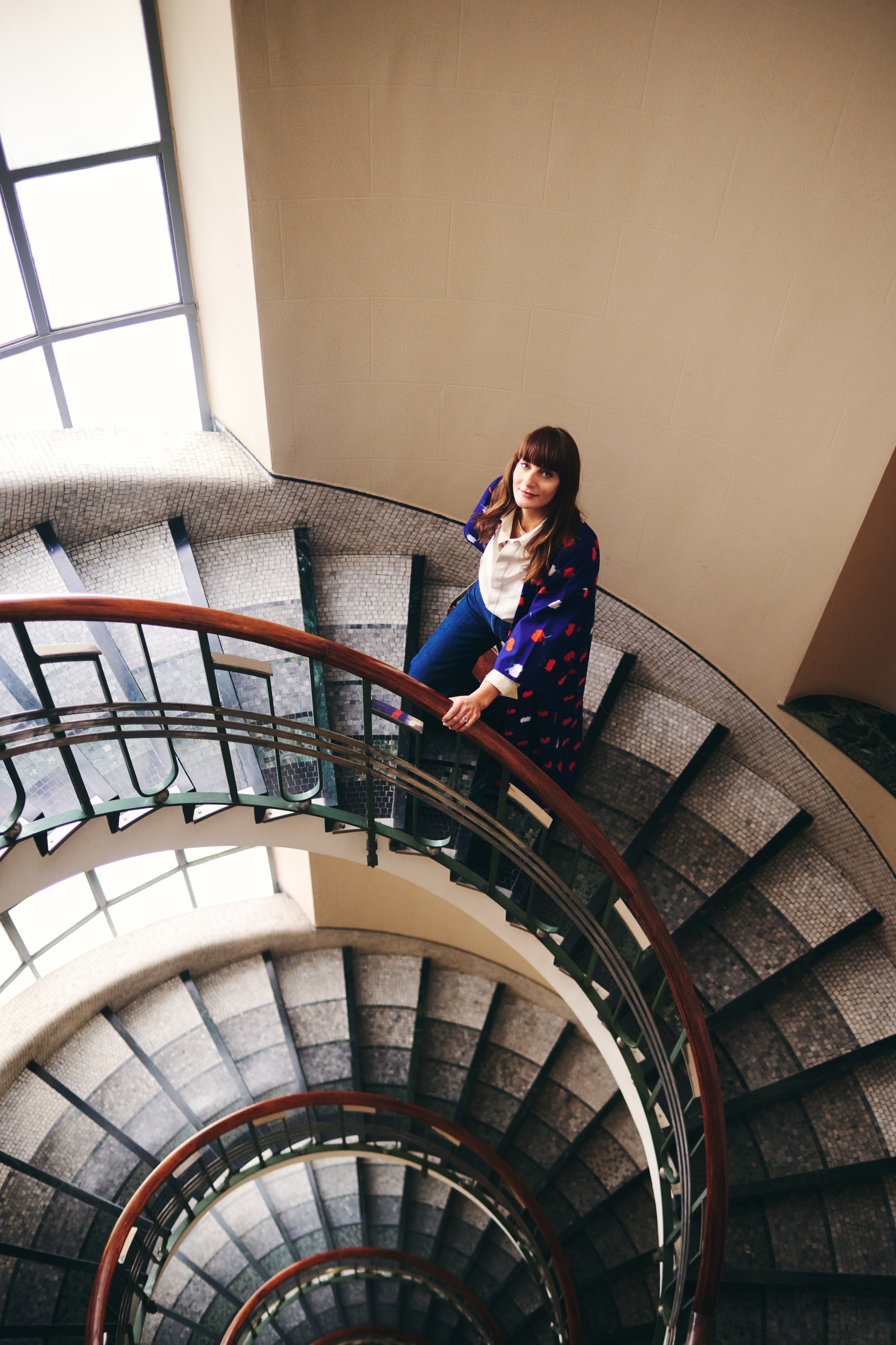 Arianna Lelli Mami in het trappenhuis bij haar appartement. vtwonen Design 01-2026 | fotografie Valentina Sommariva