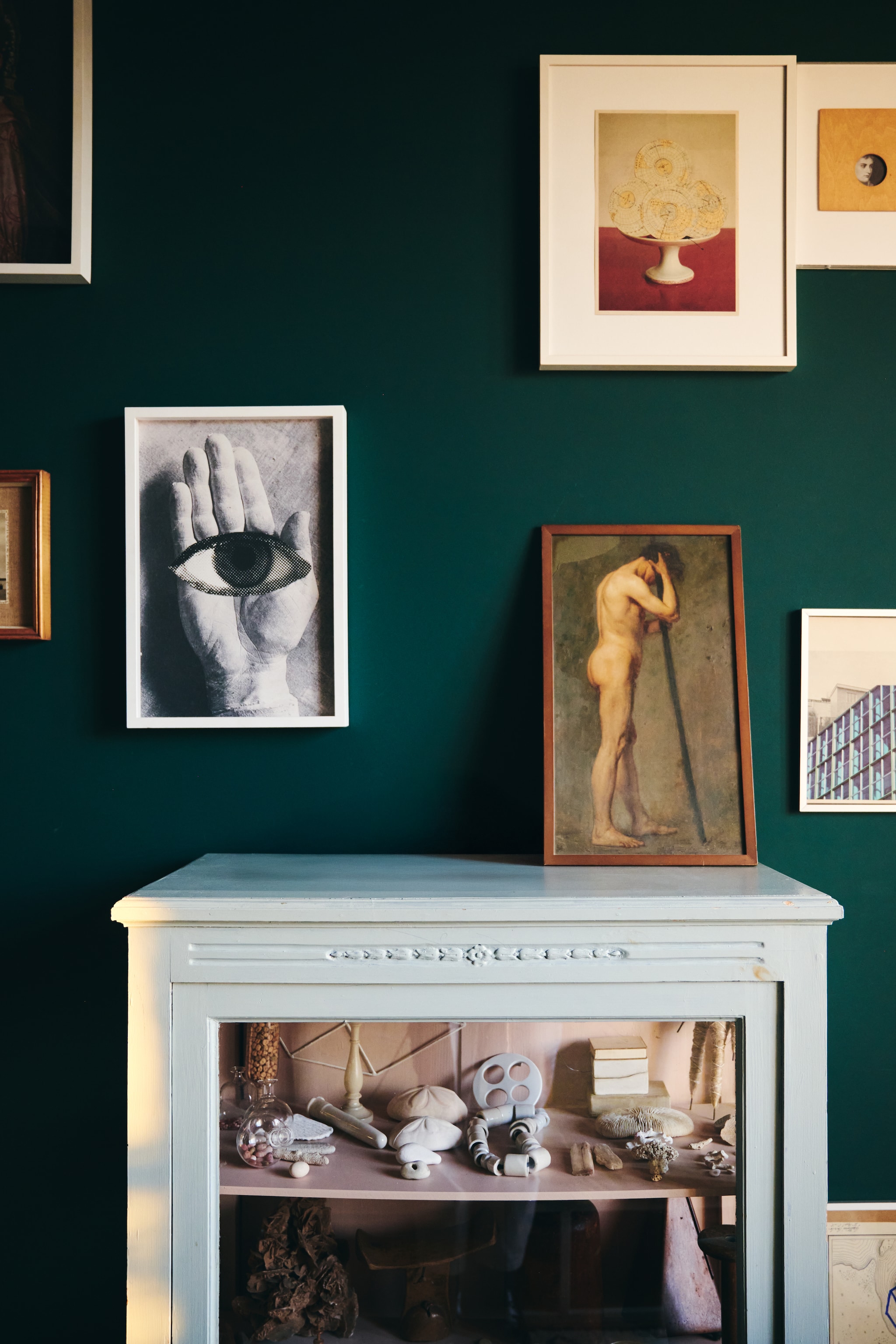 Kast vol natuurschatten en andere inspirerende objecten. vtwonen Design 01-2026 | fotografie Valentina Sommariva