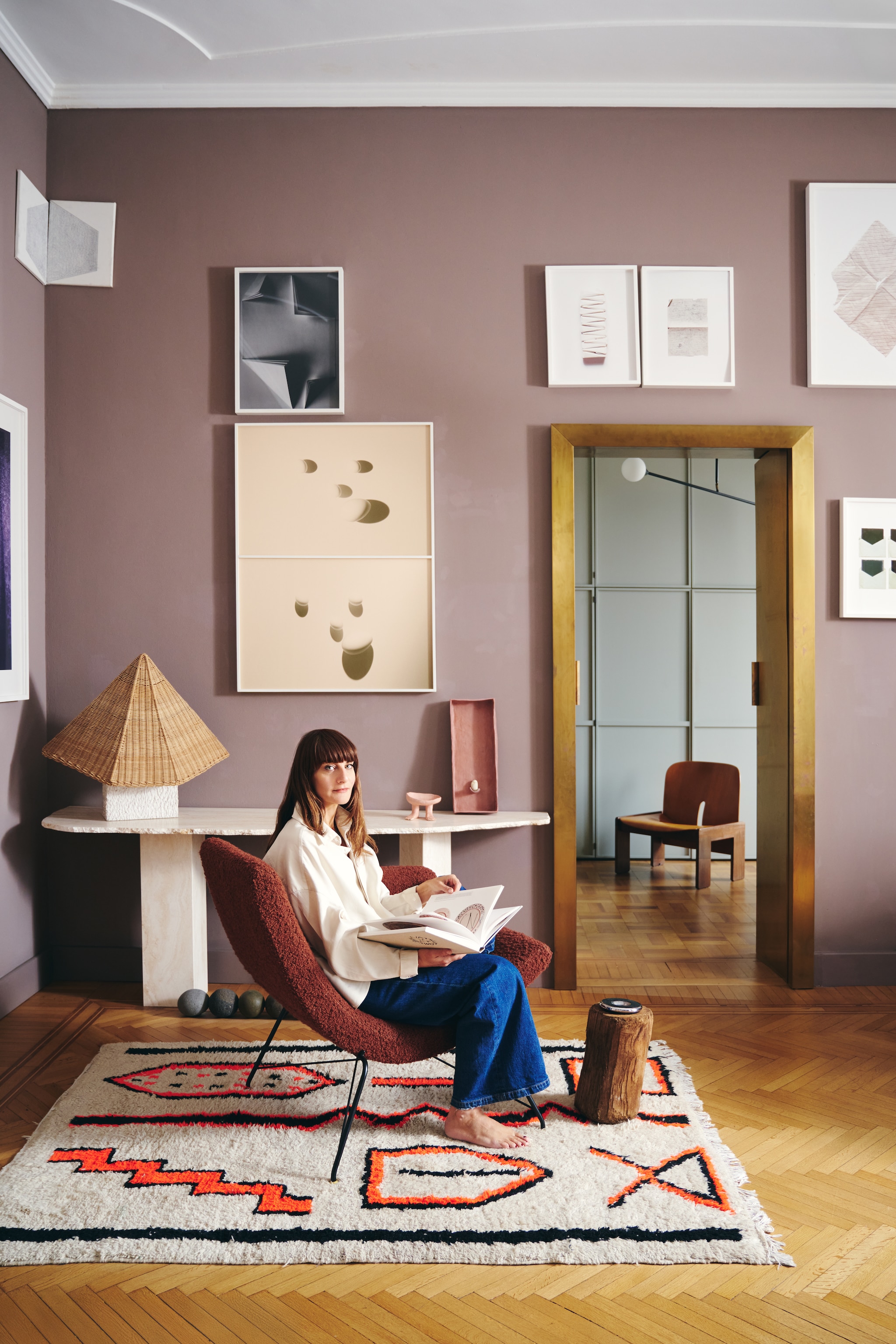 Tafellamp prototype Studiopepe. Console Studiopepe x Alimonti Milano. Keramiek Arianna Lelli Mami. Fotografie Andrea Ferrari. Vloerkleed souvenir uit Marokko. vtwonen Design 01-2026 | fotografie Valentina Sommariva