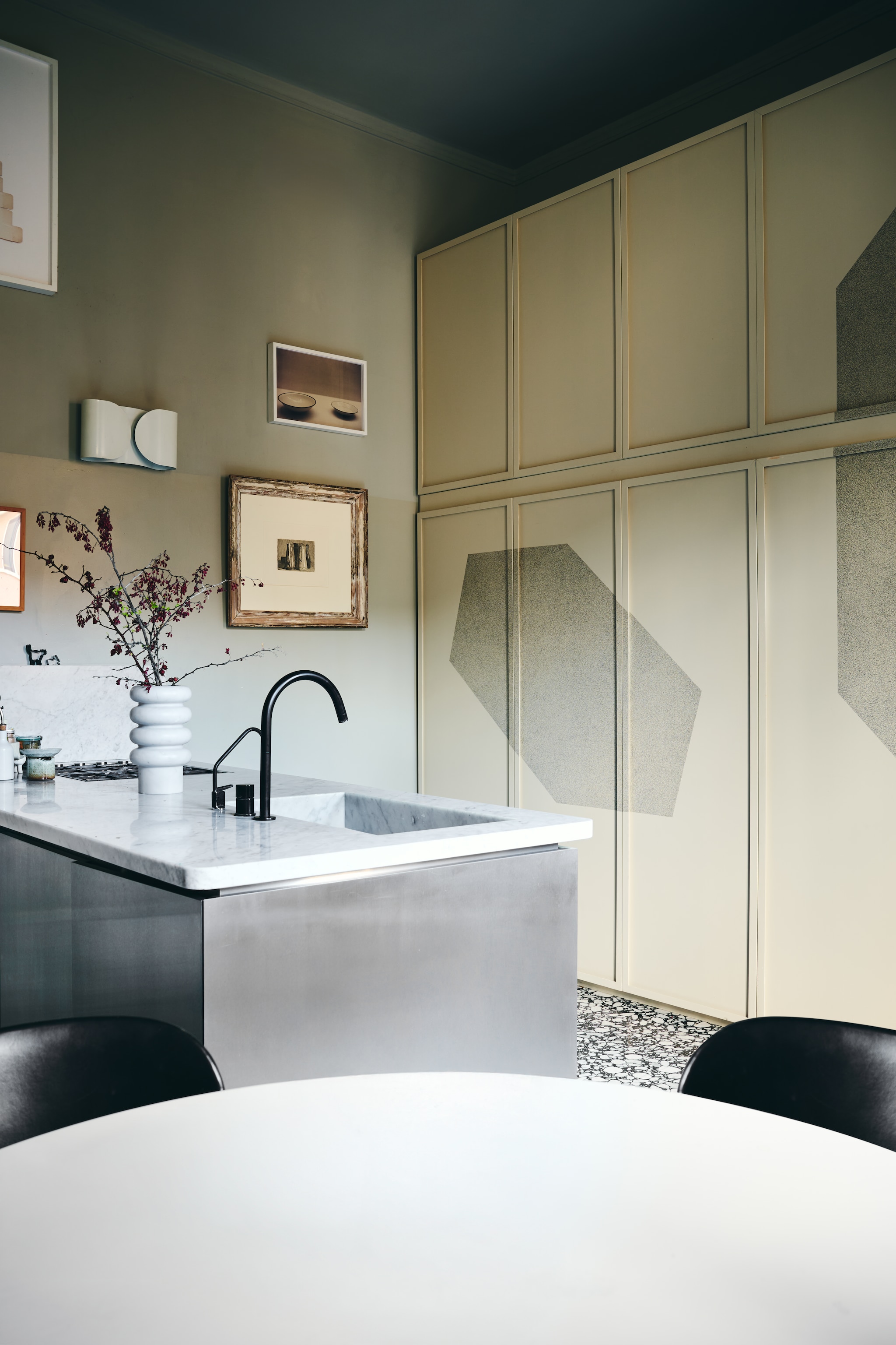 Vaas Affinità Elettive van Studiopepe x Bloc Studios. Keuken Studiopepe. vtwonen Design 01-2026 | fotografie Valentina Sommariva