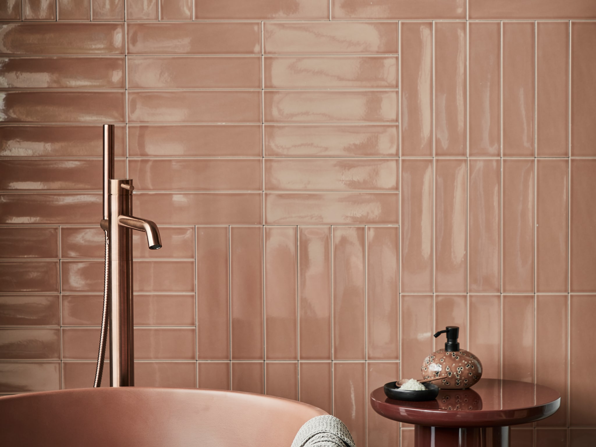 roze badkamer tegels accessoires ideeen