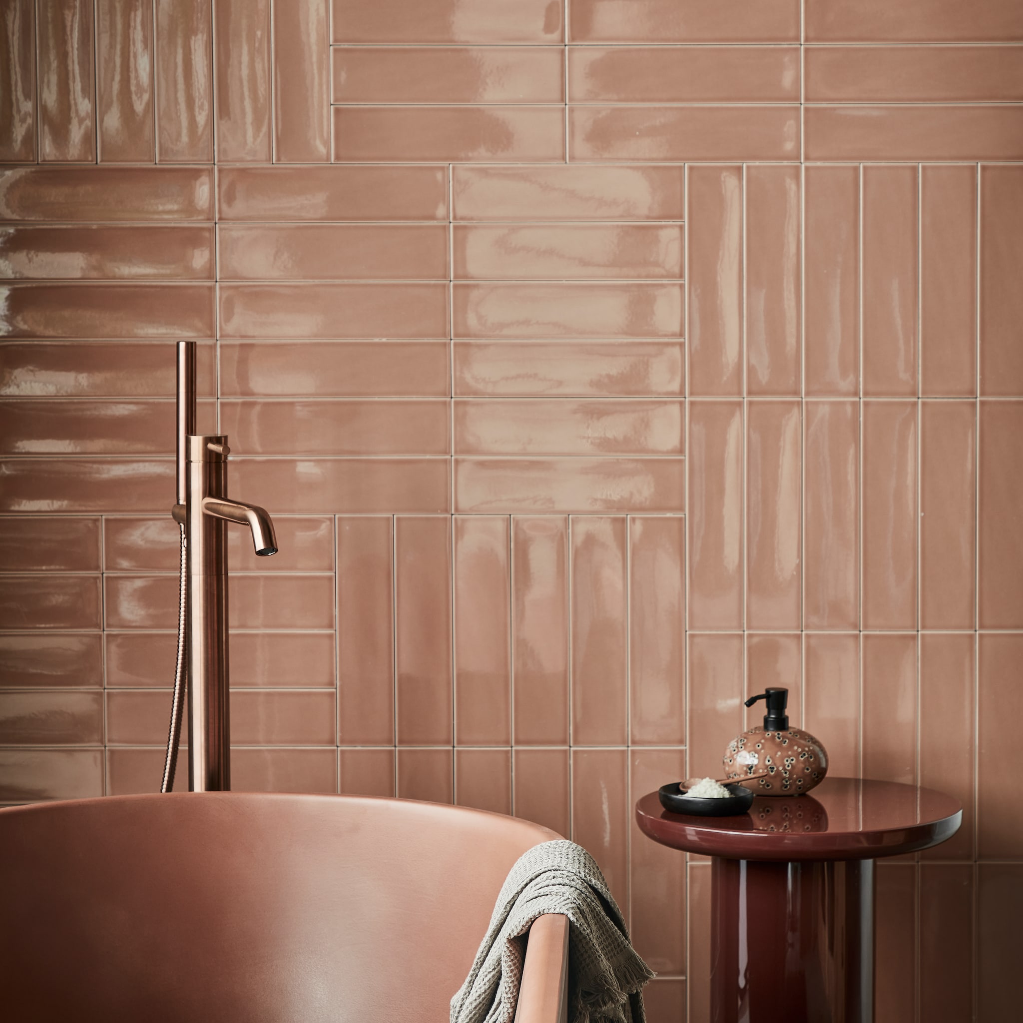 roze badkamer tegels accessoires ideeen
