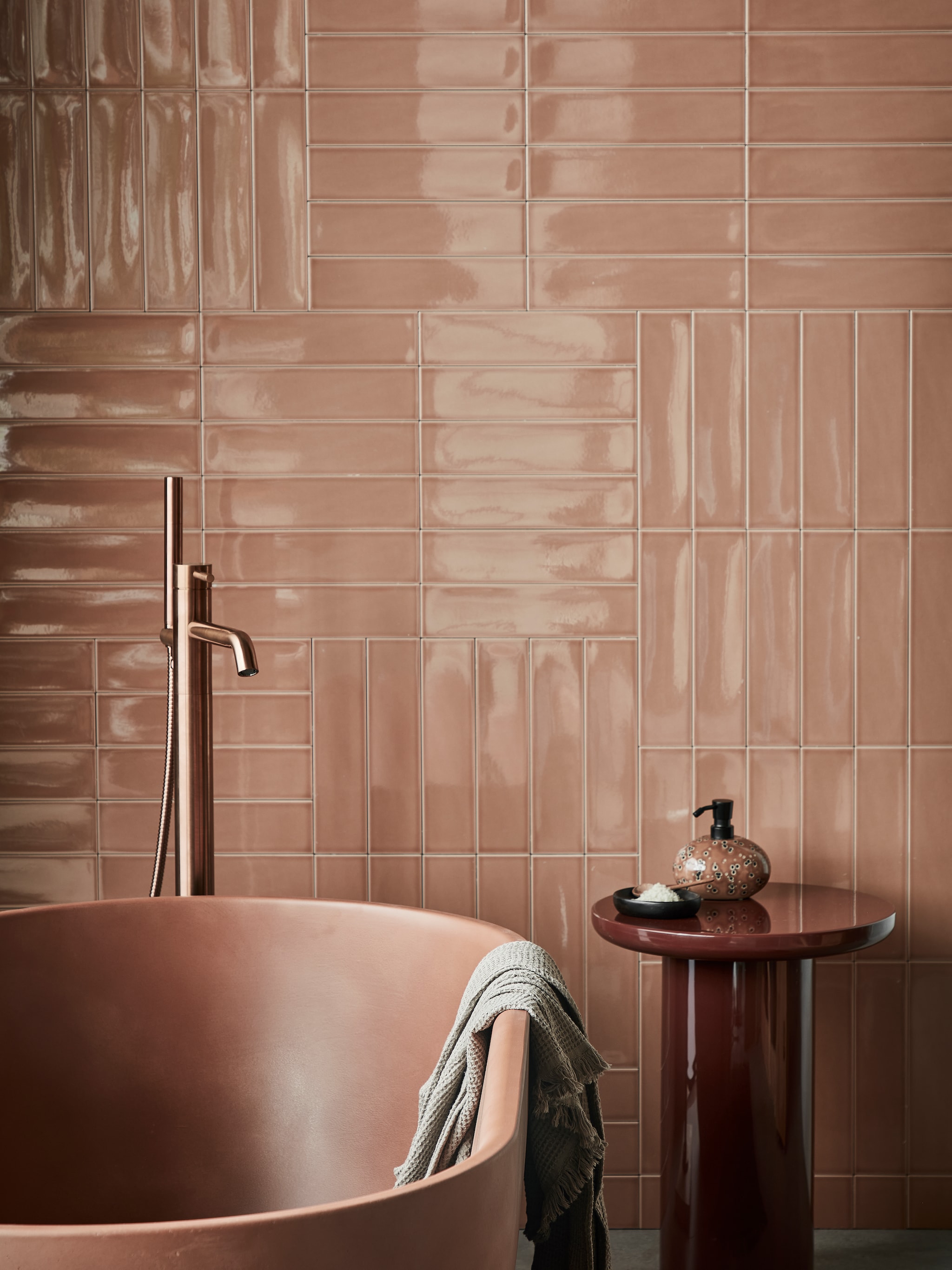 roze badkamer tegels accessoires ideeen
