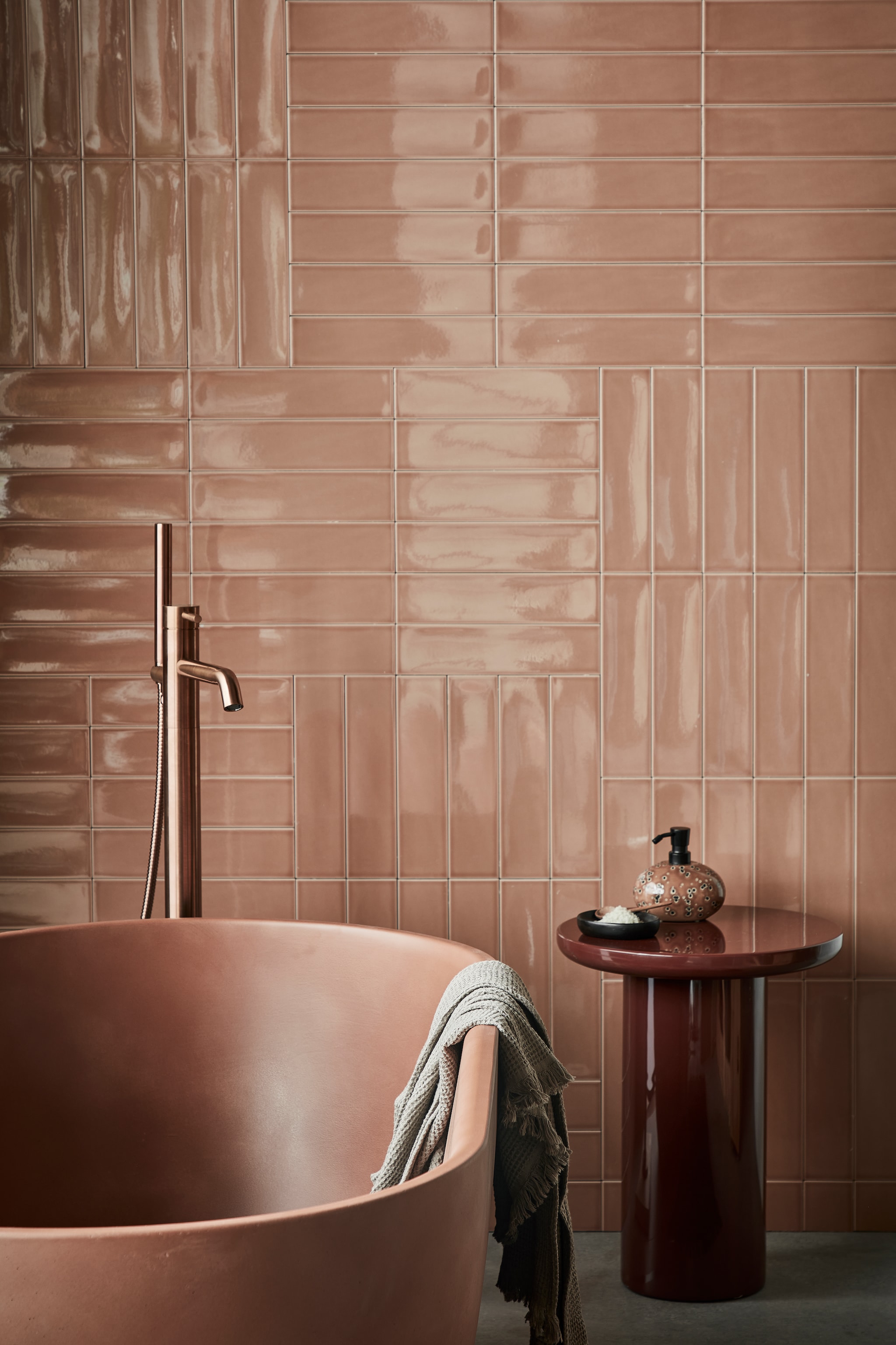 roze badkamer tegels accessoires ideeen