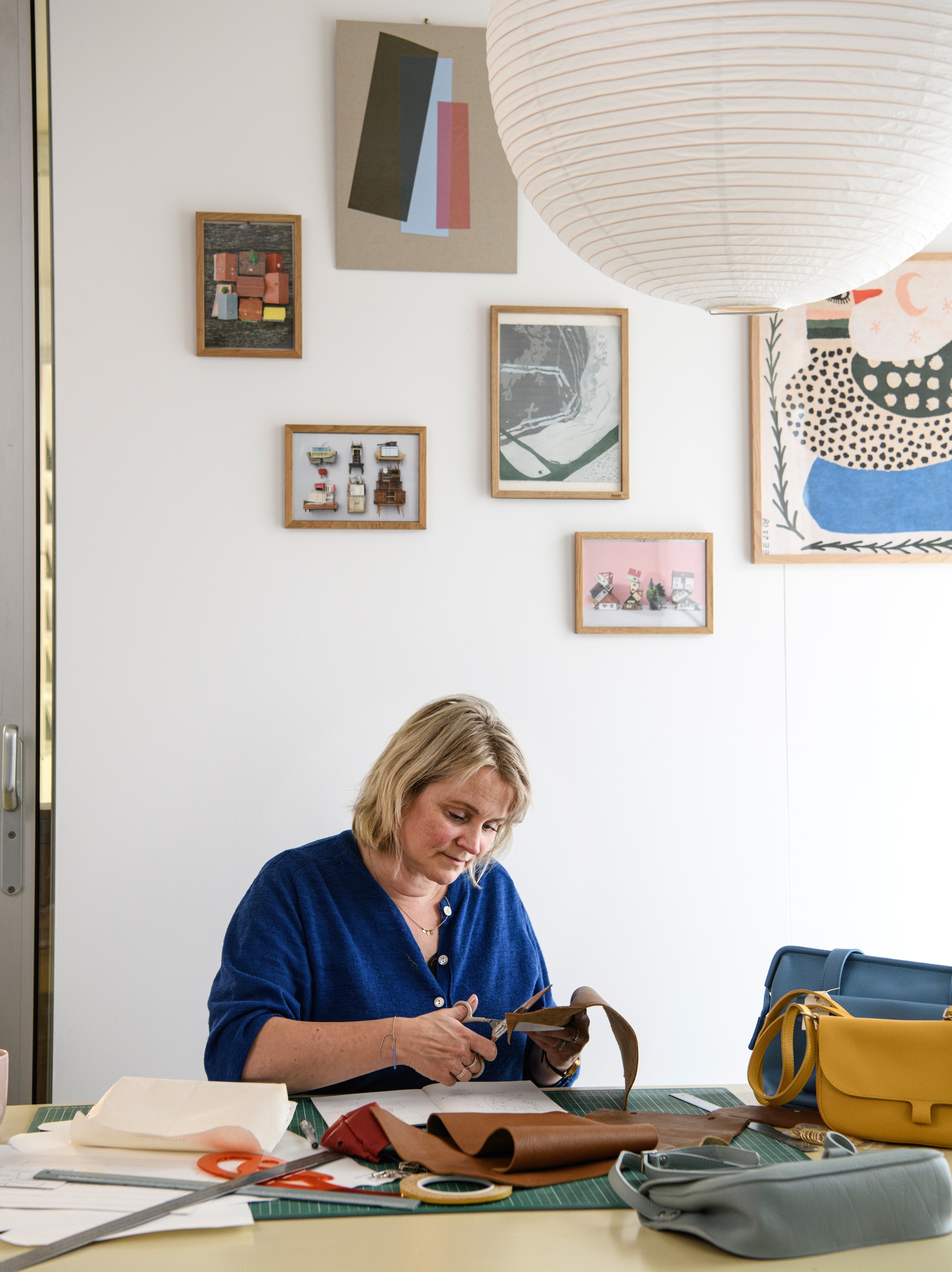 Klaartje in haar studio op een andere locatie. Tafel gemaakt door Stijn. Tas Wild Swan van Keecie. Kleine foto’s van Sabine Timm - Gnoth, print kleurvlakken Studio Rens. Bord Open gekregen. Poster met vogel van Enikö Eged via Pstr Studio. vtwonen 04-2026 | styling Kim Timmerman | fotografie Louis Lemaire | productie Insidehomepage