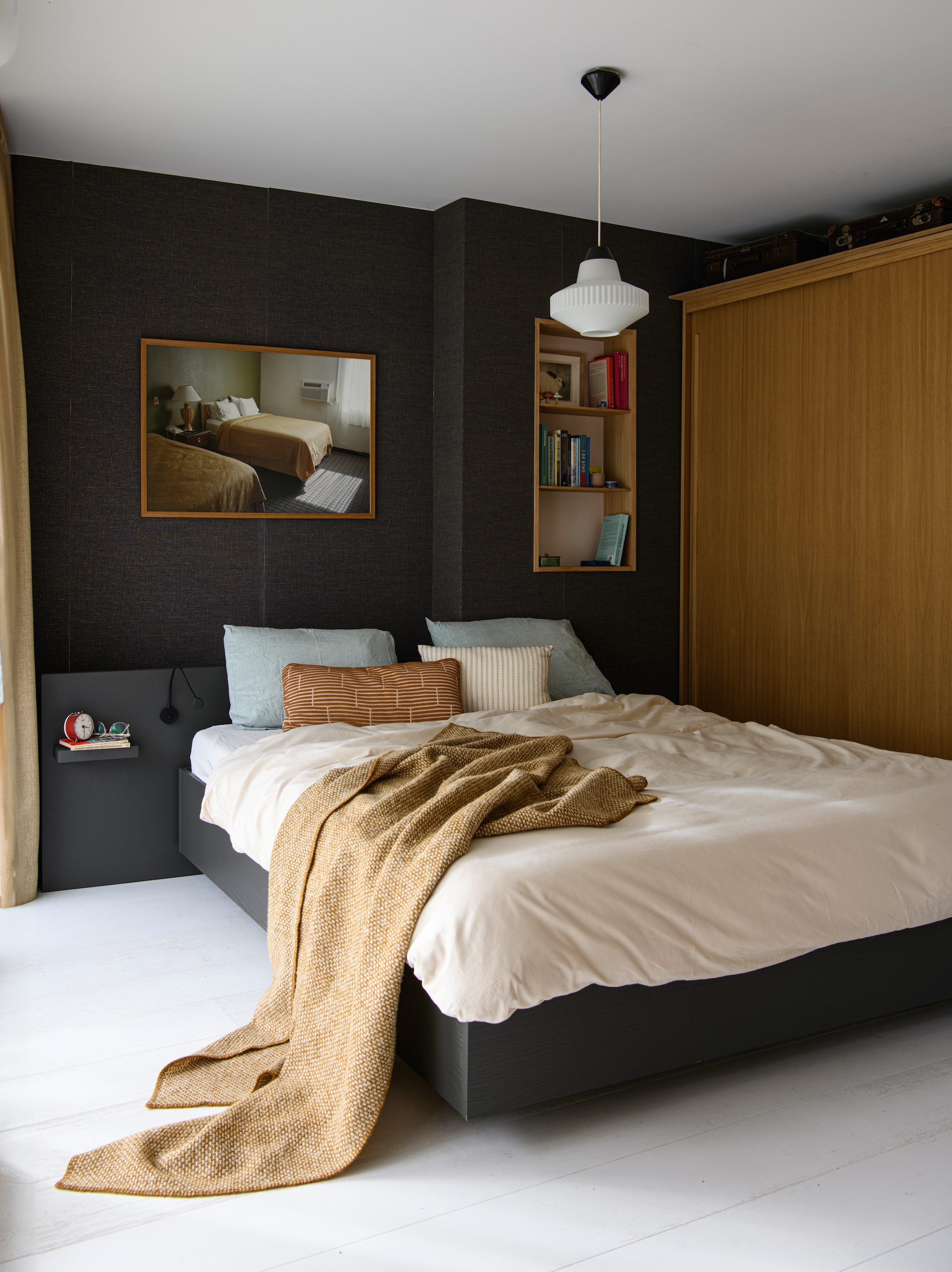 Kledingkast met verlichting en het bed maatwerk door Stijn. Plafondlamp Louis Kalff. Foto Ollie Nordh via Wall of Art. Ets van Frans Everbag. vtwonen 04-2026 | styling Kim Timmerman | fotografie Louis Lemaire | productie Insidehomepage