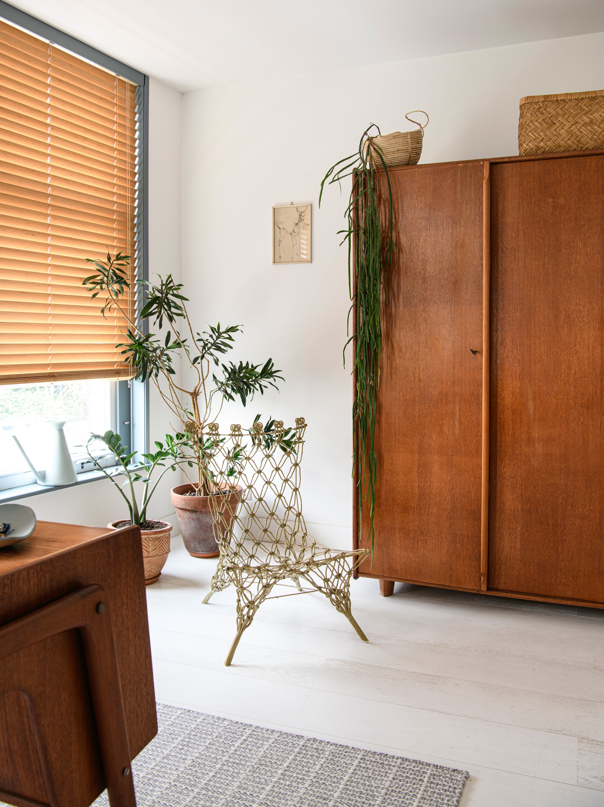 Stoel Knotted Chair van Marcel Wanders, tweedehands. Bureau van Arne Wahl Iversen voor Vinde Mobelfabrik, vintage. Kast Cees Braakman. vtwonen 04-2026 | styling Kim Timmerman | fotografie Louis Lemaire | productie Insidehomepage