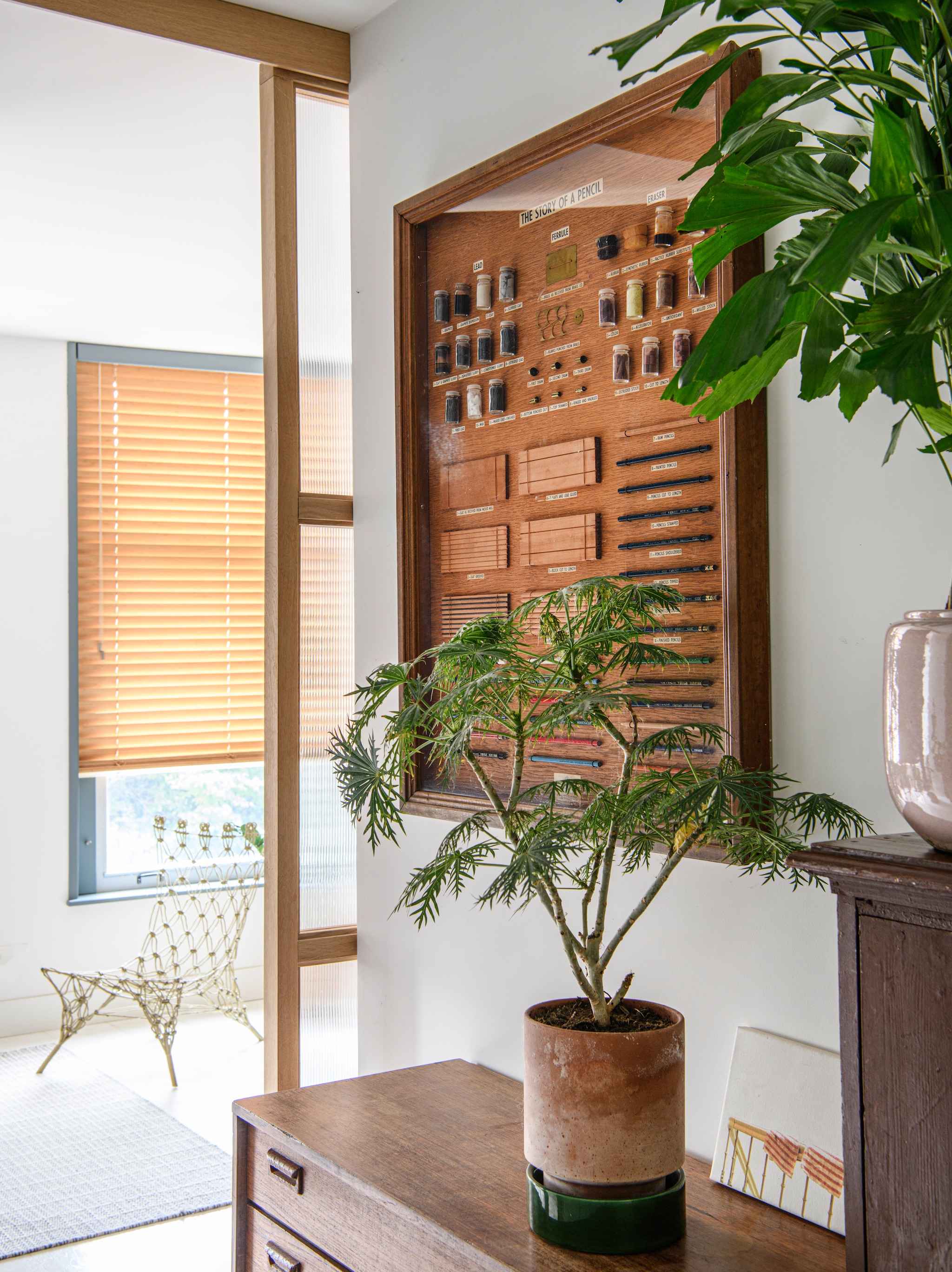 Hanglamp Louis Kalff. Stoel Tu Delft van Gispen. Ladeakst vintage. Display The story of a pencil, een vondst uit Engeland. vtwonen 04-2026 | styling Kim Timmerman | fotografie Louis Lemaire | productie Insidehomepage