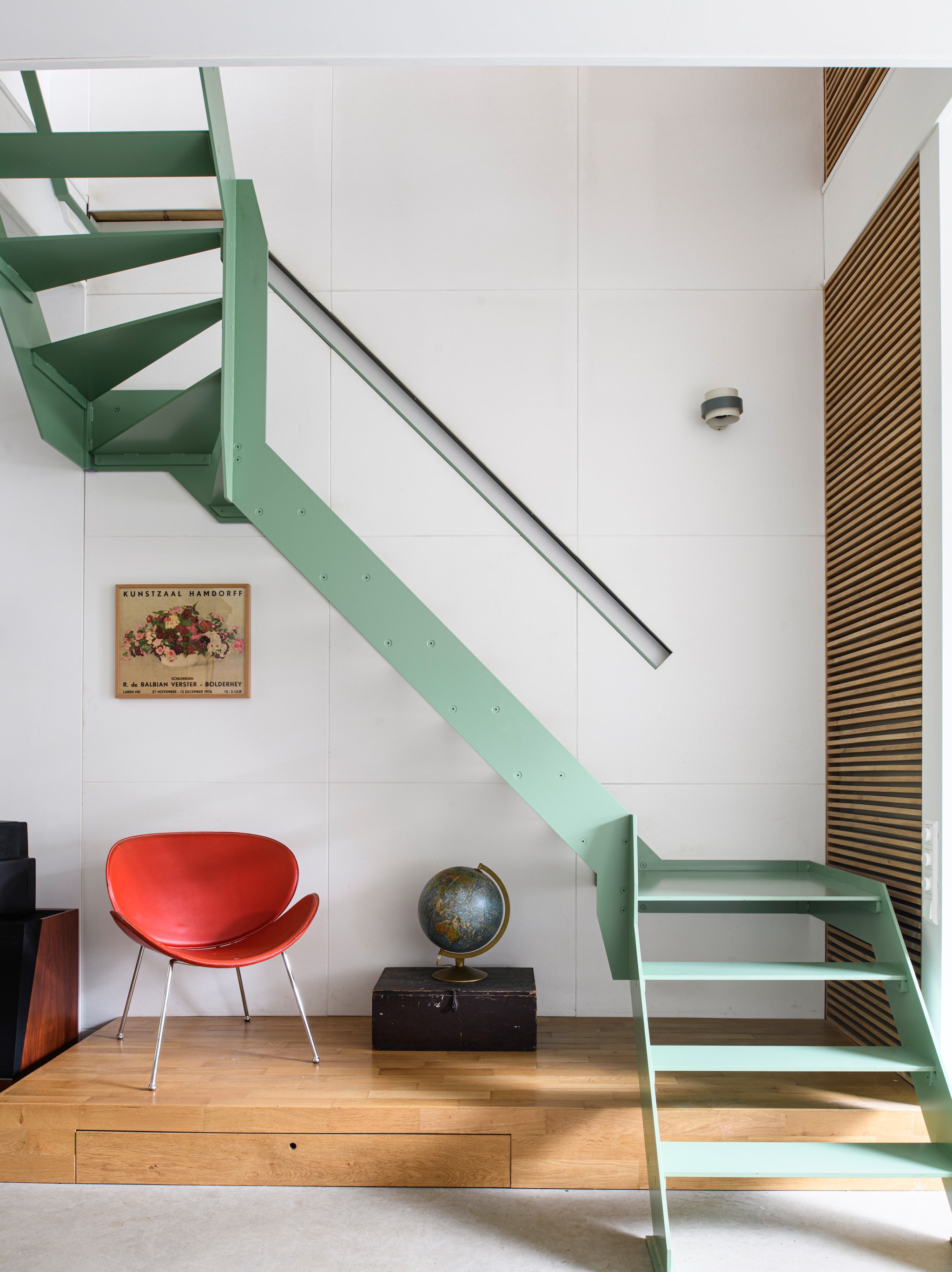 Poster van Klaartjes overgrootmoeder en kunstenares Rie de Balbian Verster. Trap en podium ontwerp en maatwerk Stijn. Stoel uit Denemarken, vintage.