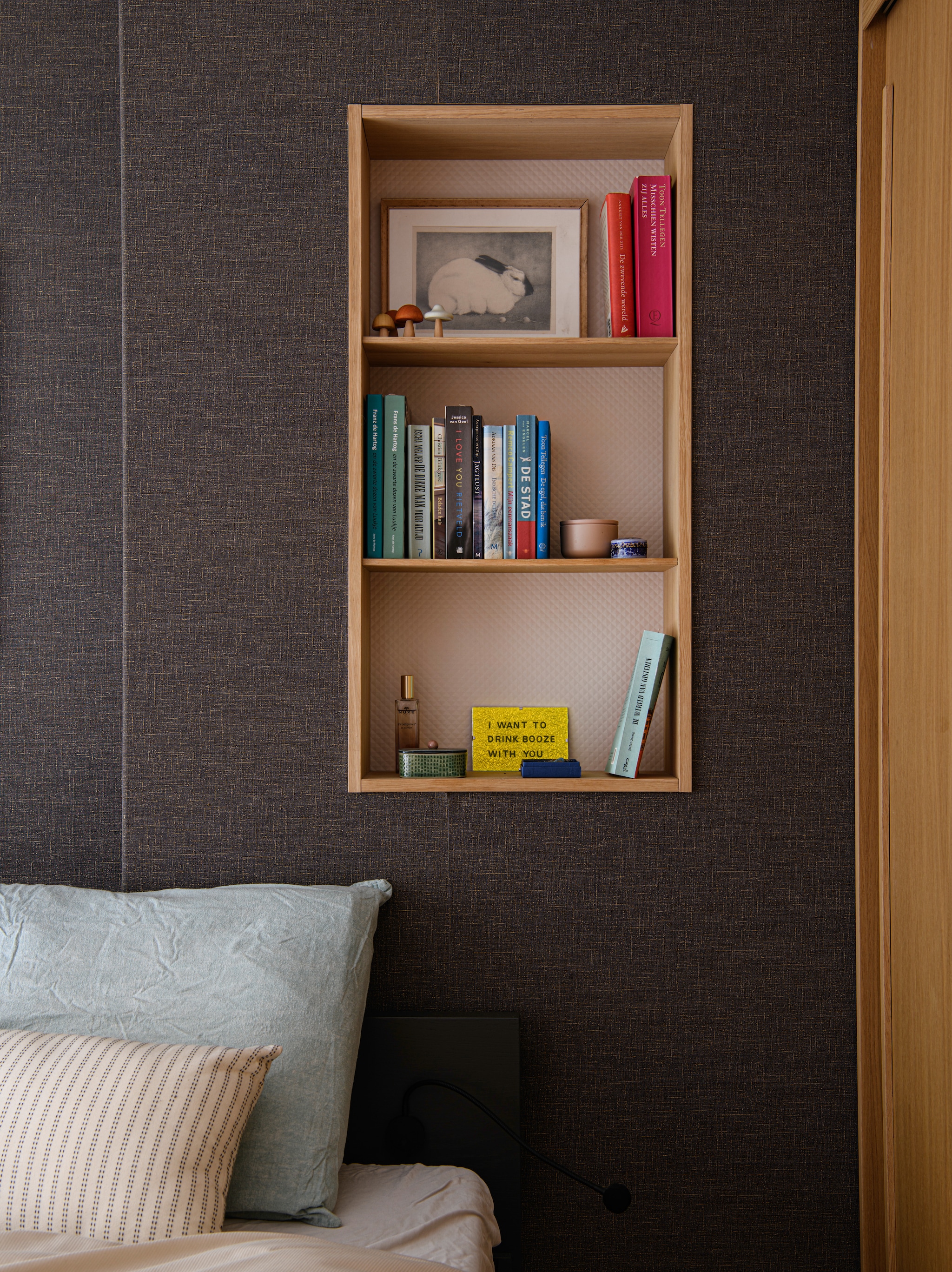 Kledingkast met verlichting en het bed maatwerk door Stijn. Plafondlamp Louis Kalff. Foto Ollie Nordh via Wall of Art. Ets van Frans Everbag. vtwonen 04-2026 | styling Kim Timmerman | fotografie Louis Lemaire | productie Insidehomepage