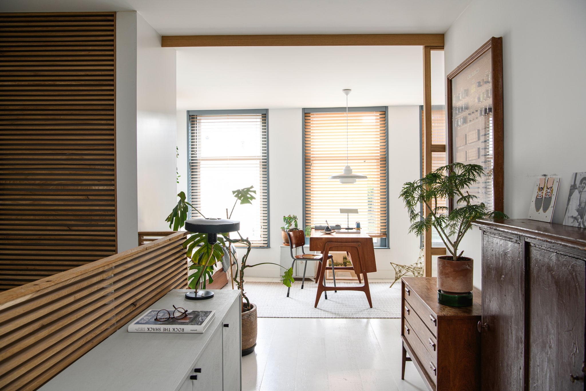 Hanglamp Louis Kalff. Stoel Tu Delft van Gispen. Ladeakst vintage. Display The story of a pencil, een vondst uit Engeland. vtwonen 04-2026 | styling Kim Timmerman | fotografie Louis Lemaire | productie Insidehomepage