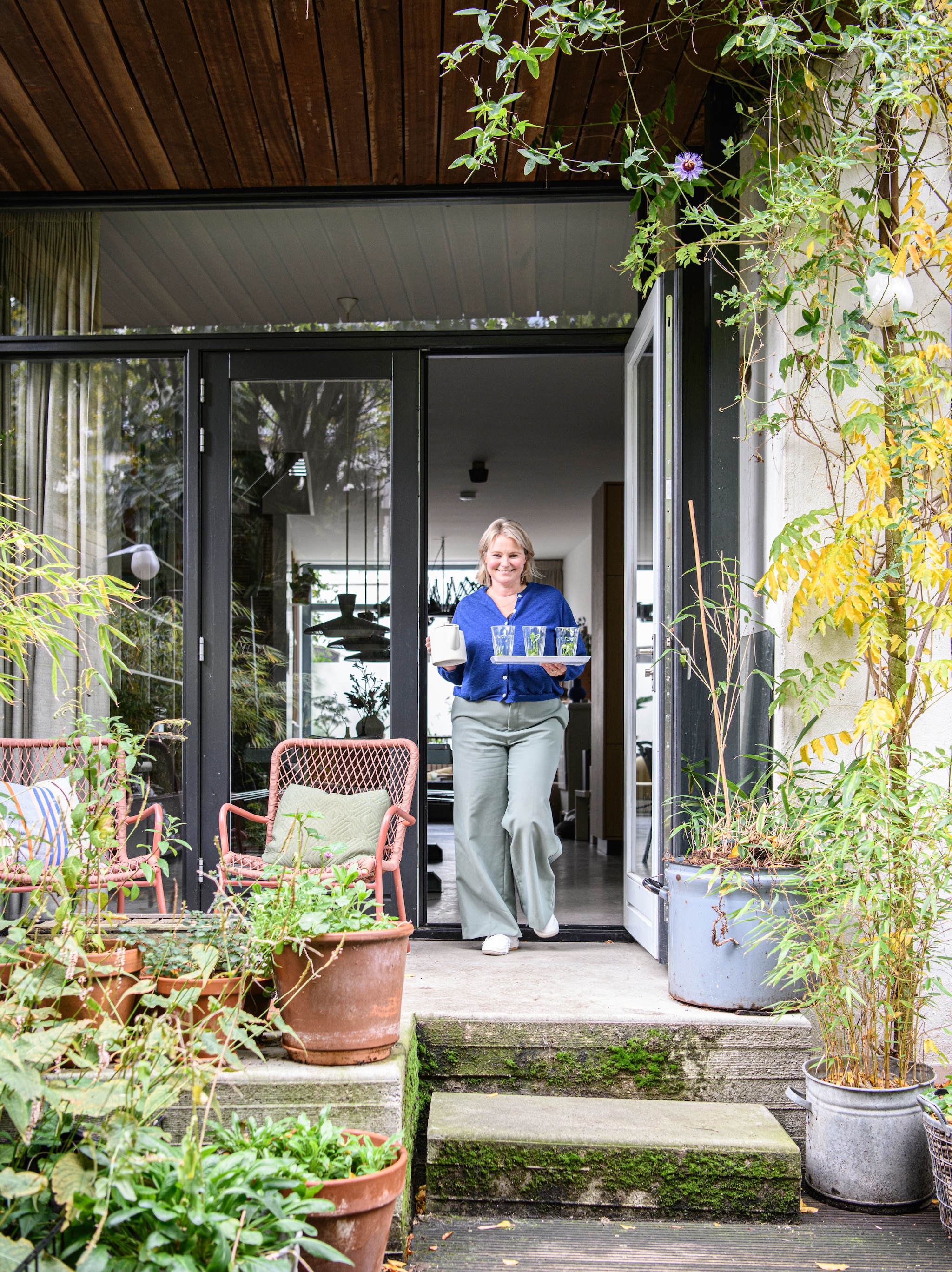 Tuinstoel Aspe van Buitengewoon de Boet. De betonnen vloer loopt door van binnen naar buiten. vtwonen 04-2026 | styling Kim Timmerman | fotografie Louis Lemaire | productie Insidehomepage