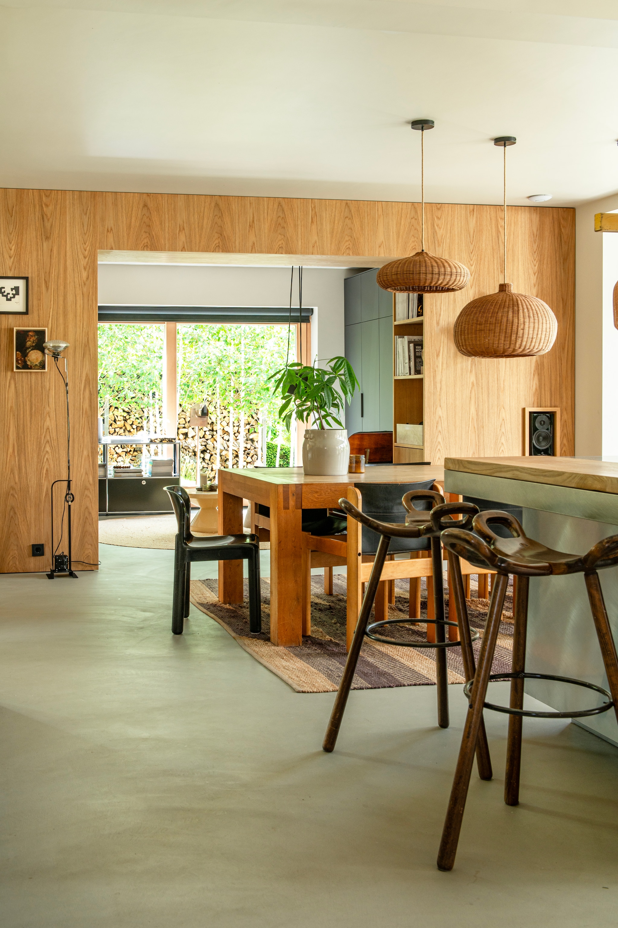 Vintage barkrukken Marbella van Sergio Rodrigues. Eettafel Vnu van Linteloo. Vintage eetkamerstoelen Ibisco. Hanglampen Ferm Living. Kunststof stoel Carlo Bartoli. Wandkast op maat gemaakt door Spijkervast. Dressoir Usm Haller. Vloerkleed Bynord. vtwonen 04-2026 | styling Jeske Weel | fotografie Caroline Coehorst