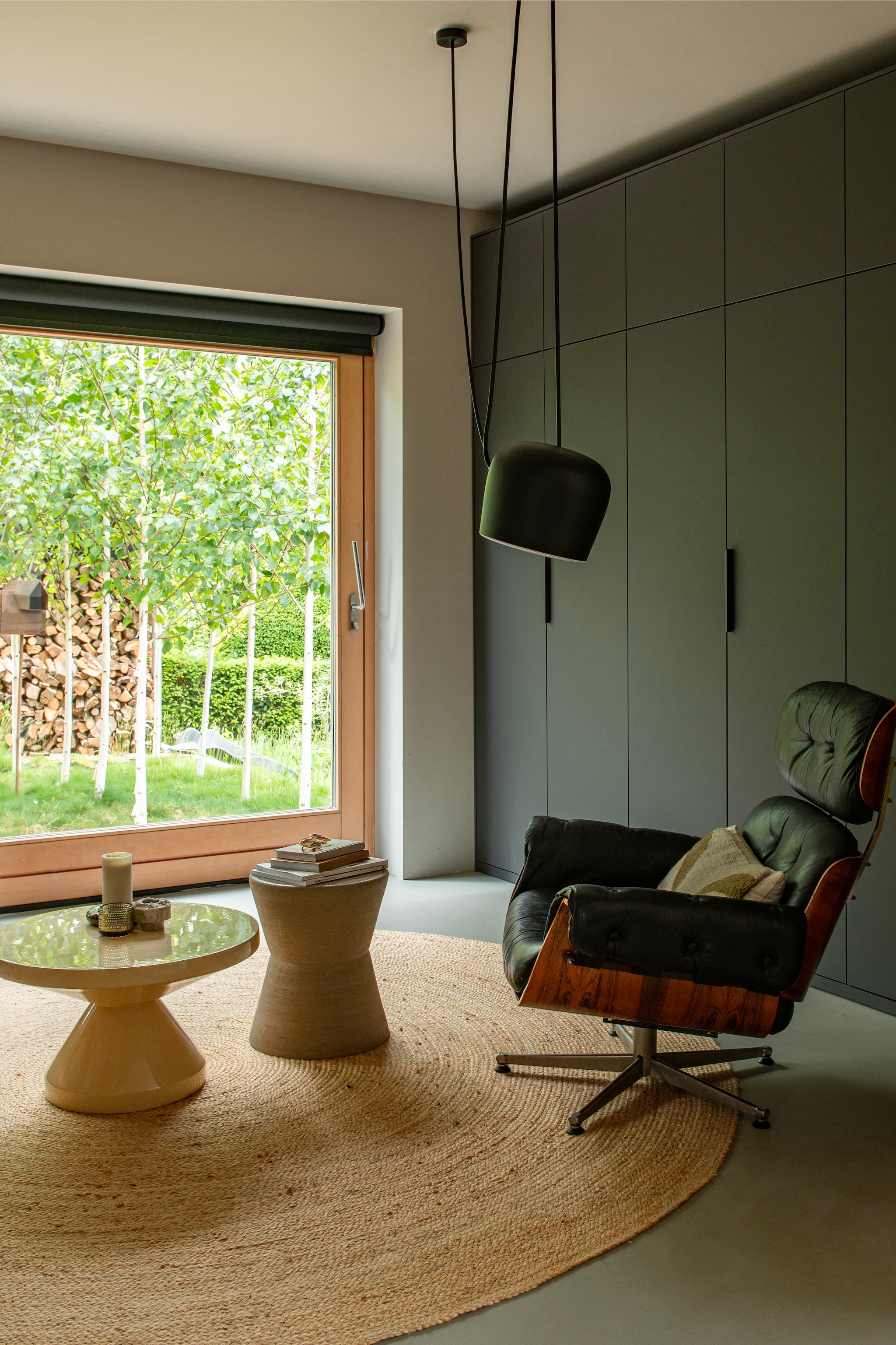 Vintage stoel Lounge chair van Martin Stoll voor Giroflex. Hanglamp Aim van Flos. Wandkasten Tylko. Vloerkleed en bijzettafels Bynord. vtwonen 04-2026 | styling Jeske Weel | fotografie Caroline Coehorst