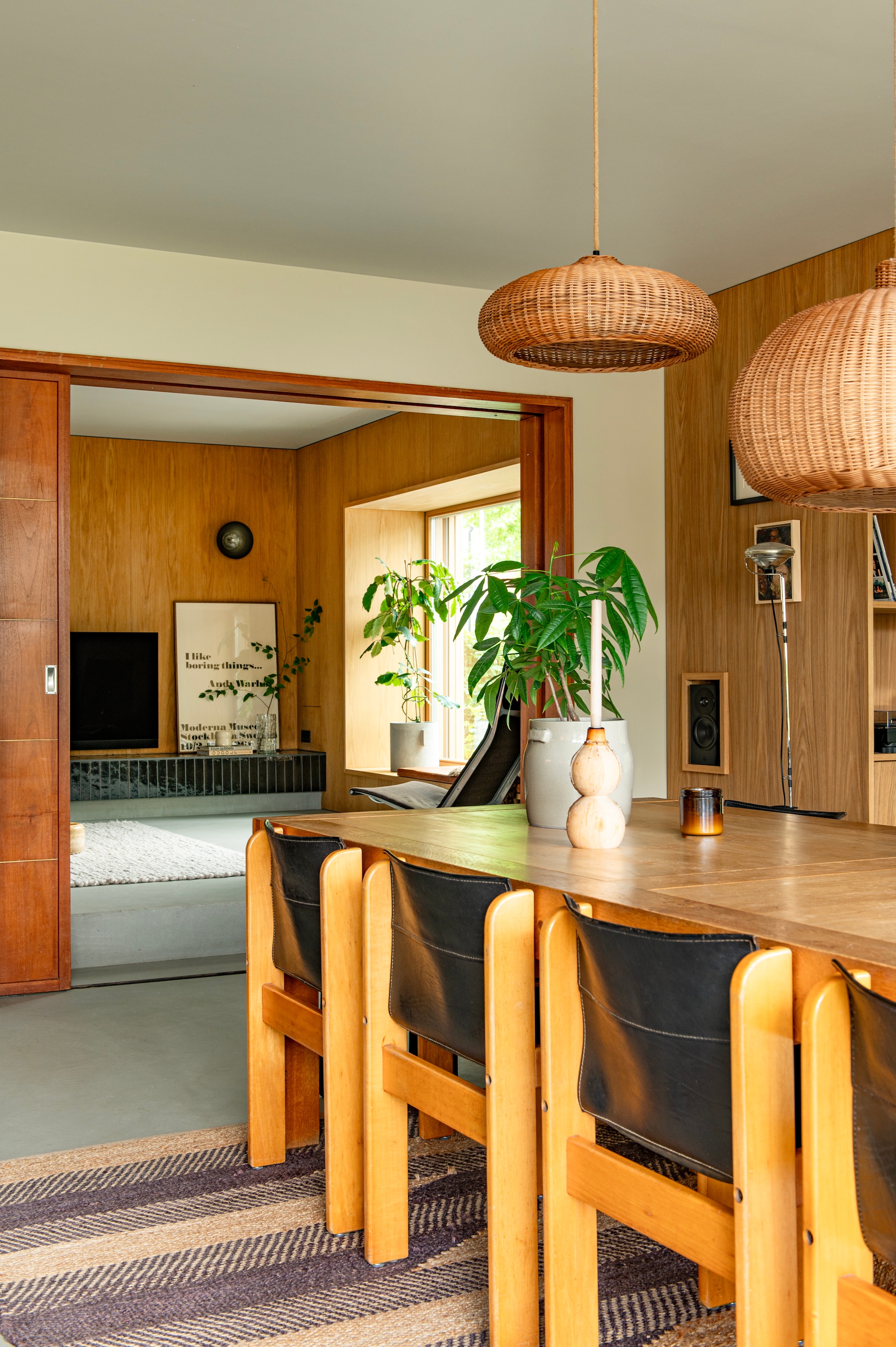 Eettafel Vnu van Linteloo. Vintage eetkamerstoelen Ibisco. Hanglampen Ferm Living. vtwonen 04-2026 | styling Jeske Weel | fotografie Caroline Coehorst