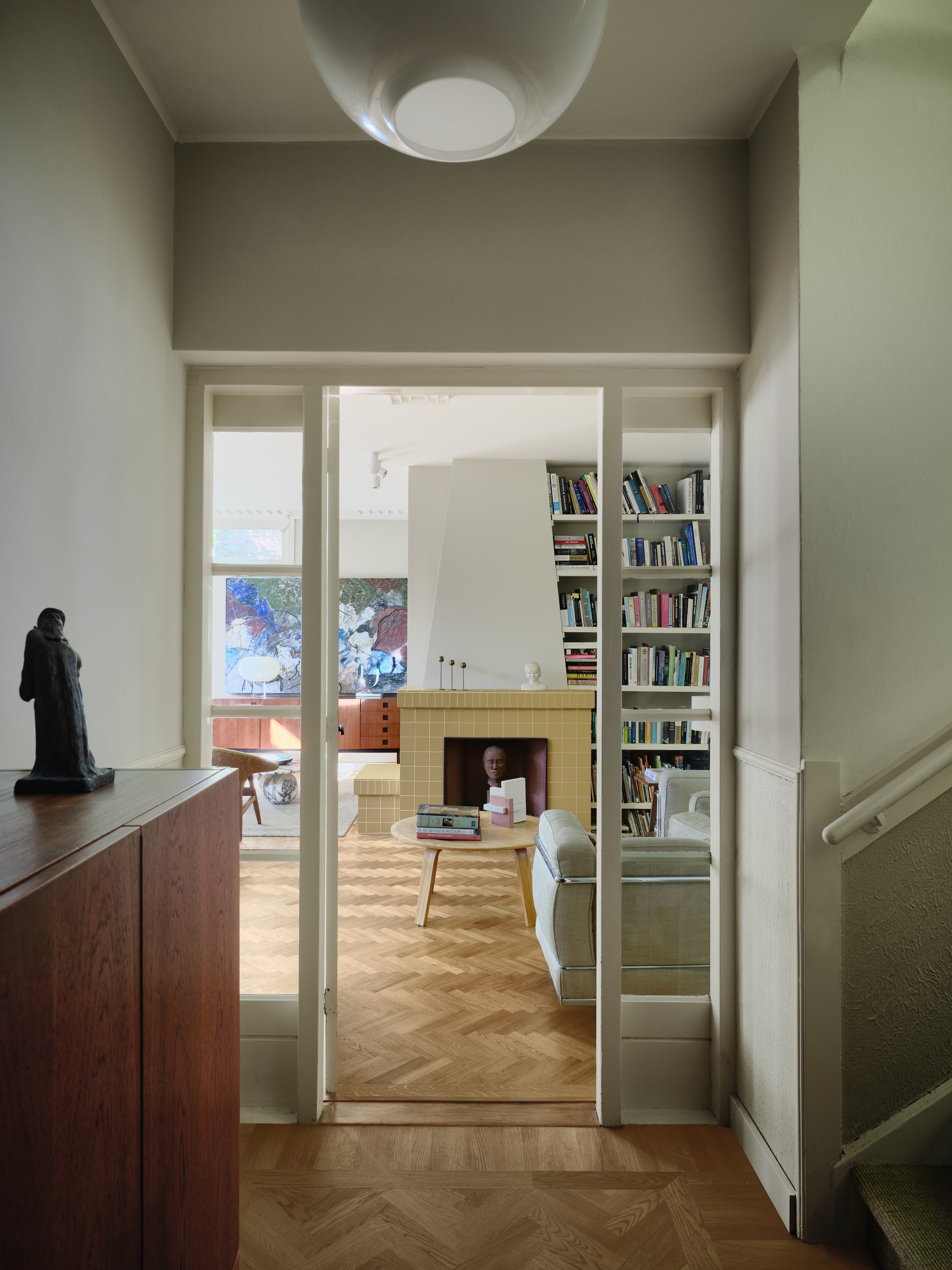 Lamp Vl45 Radiohus van Louis Poulsen. Kast uit de Japanse serie van Cees Braakman voor Pastoe. Beeldje van Rodin via een veiling. Haard origineel, bekleed met tegels van Winckelmans. vtwonen 04-2026 | fotografie Mr. Frank