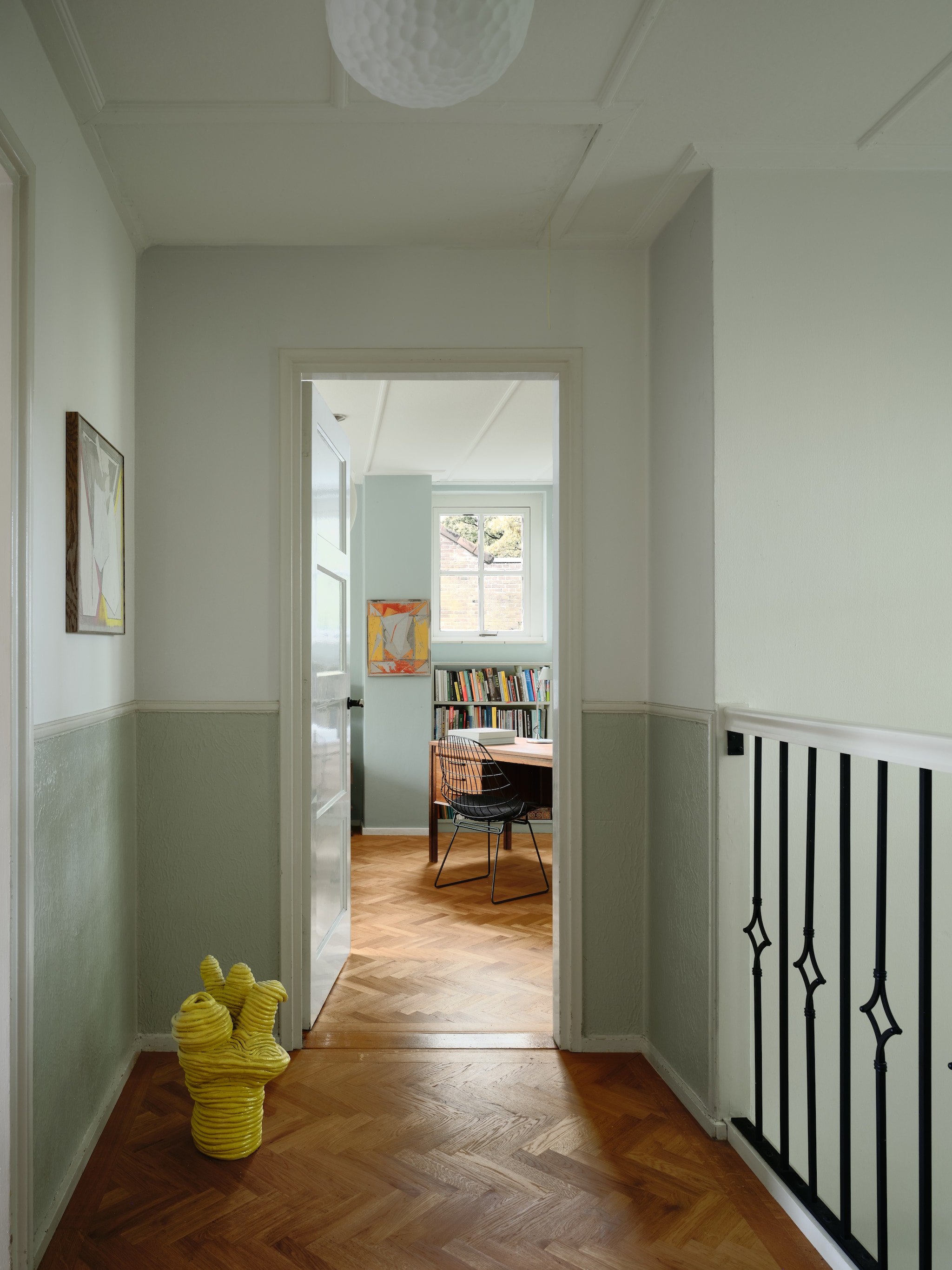 Schilderij Erik de Bree. Gele sculptuur Milou van Vlijmen. vtwonen 04-2026 | fotografie Mr. Frank