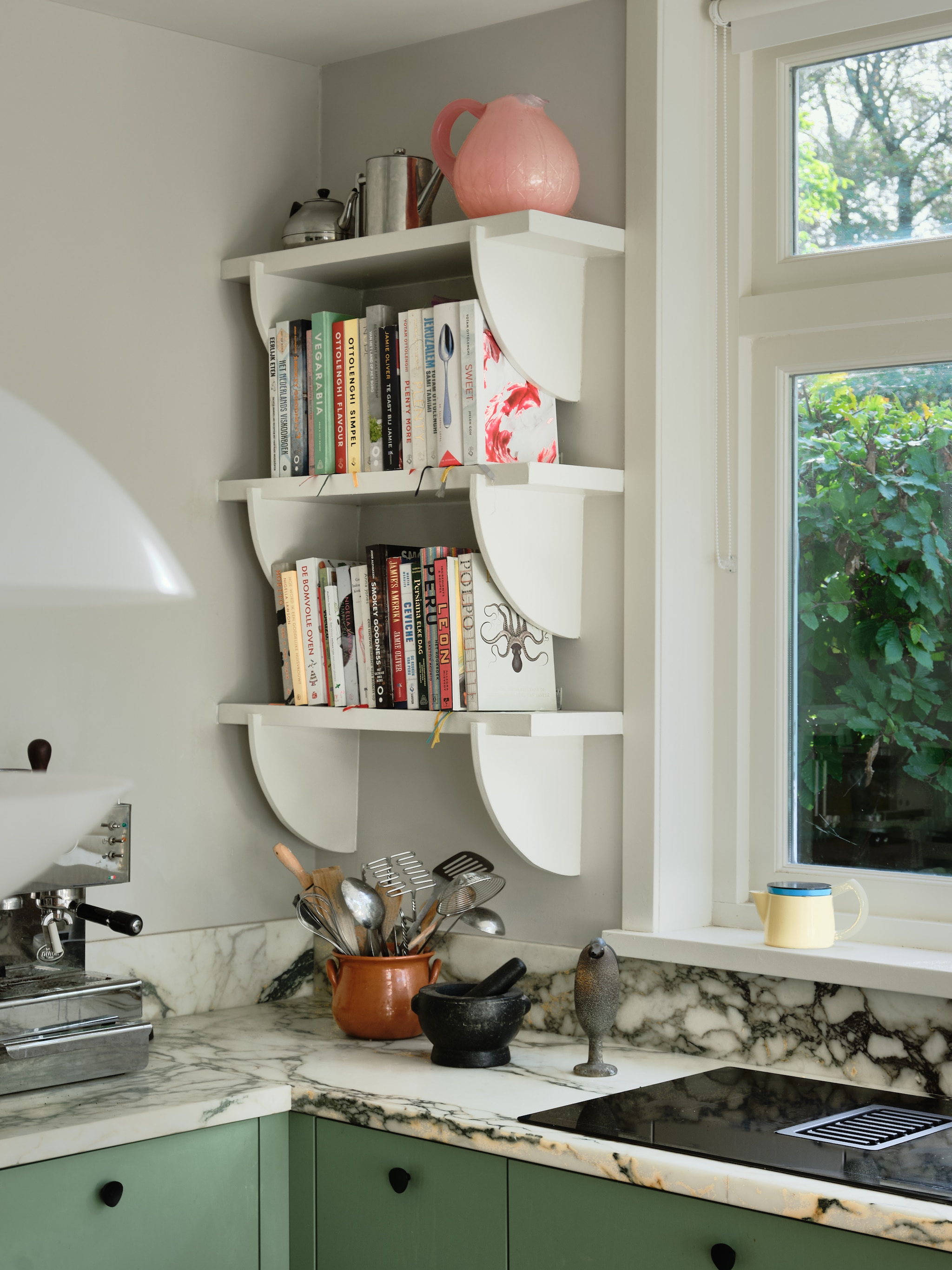 Muurplanken zelf ontworpen. Roze vaas Grand Bernard van Scholten & Baijings.   vtwonen 04-2026 | fotografie Mr. Frank