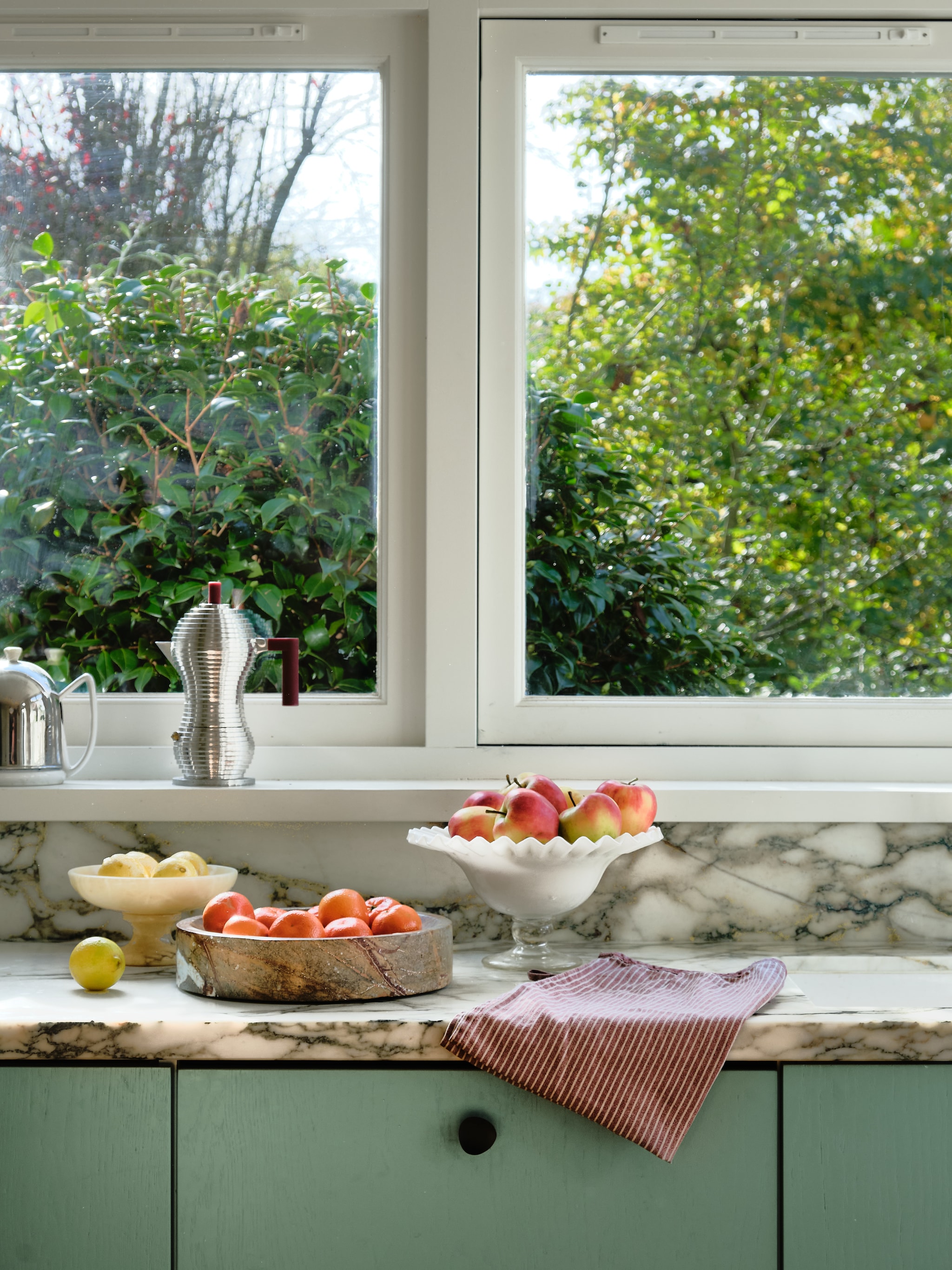 Keukenkasten op maat gemaakt. Marmeren blad De Keukenbladenfabriek. Schalen vintage. vtwonen 04-2026 | fotografie Mr. Frank