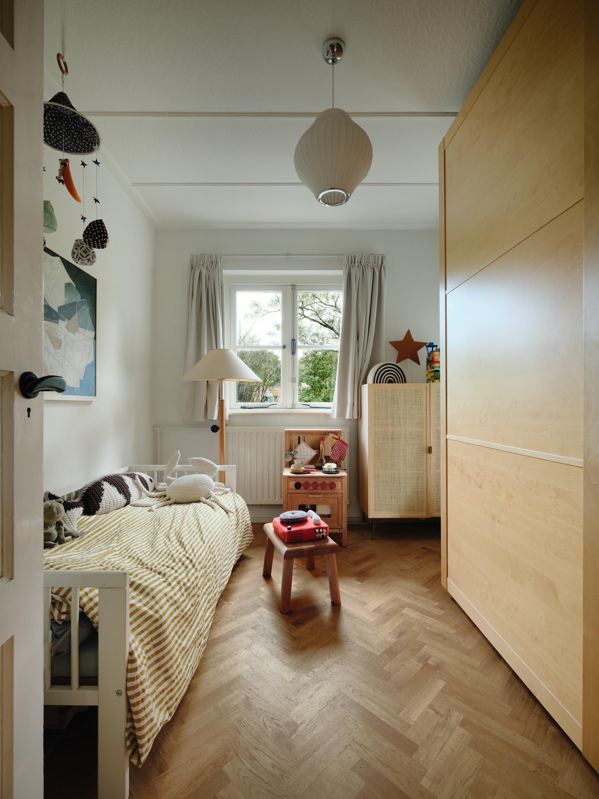 Schilderij en kruk vintage. Kasten Ferm Living. Mobile Etsy. vtwonen 04-2026 | fotografie Mr. Frank