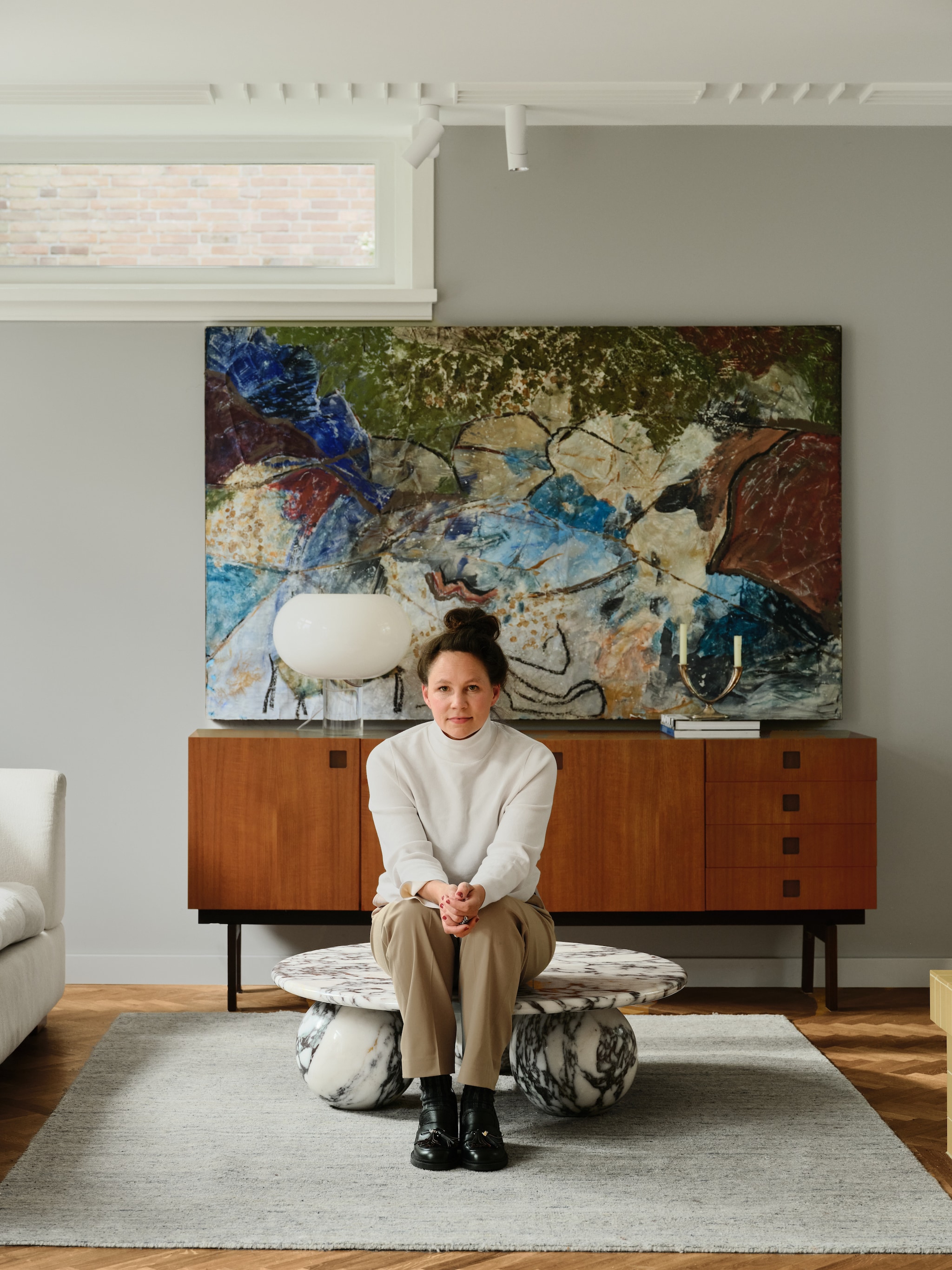 Salontafel Viola Veined Sphere van My Habitat Design. Kunstwerk via Marktplaats. Dressoir Hulmefa. Tafellamp Buds 2 van Foscarini.vintage vtwonen 04-2026 | fotografie Mr. Frank