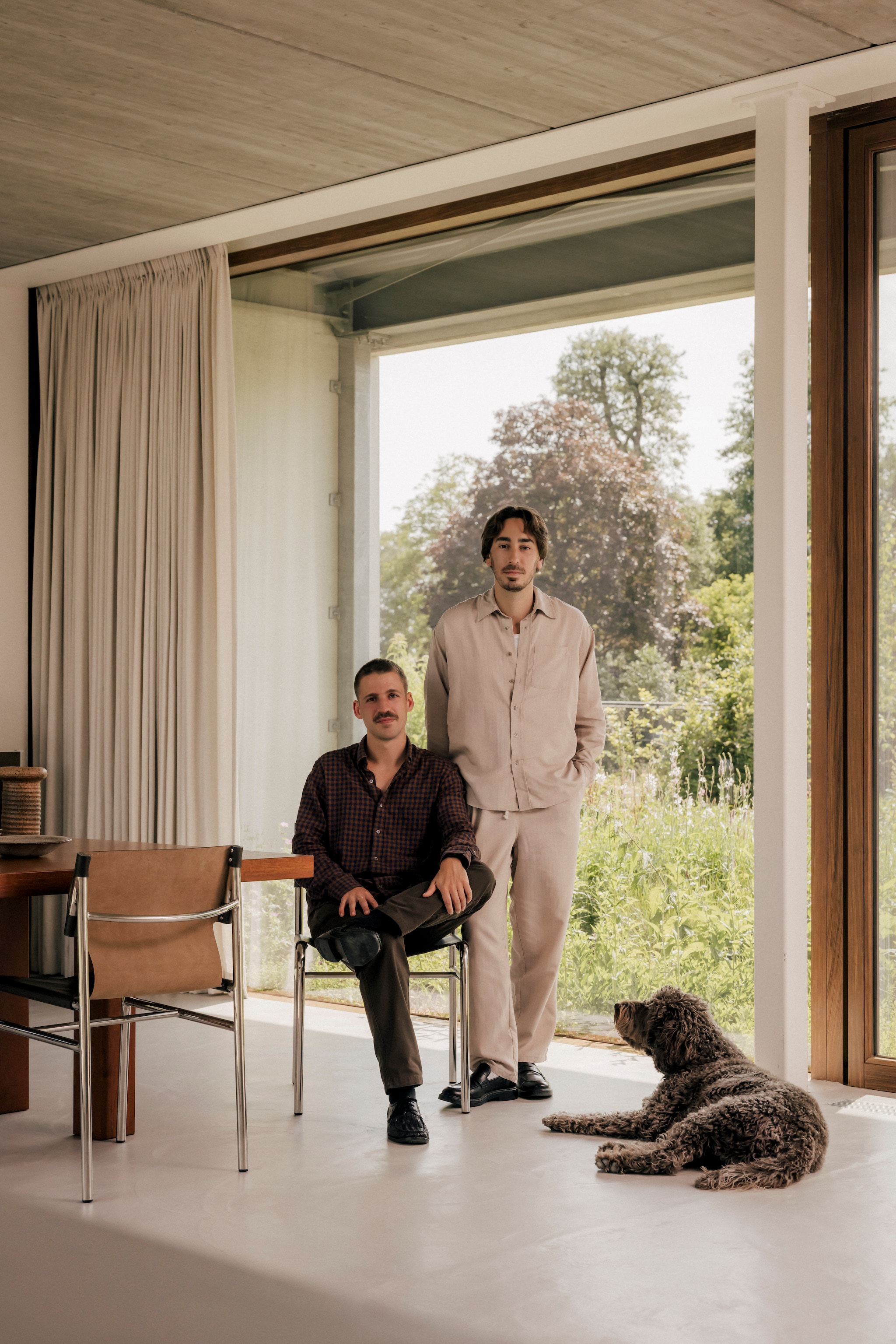 Joerie op een stoel van Westwing. De tafel is een vondst van Marketplace. vtwonen Design 02-2026 | fotografie Katoo Peeters