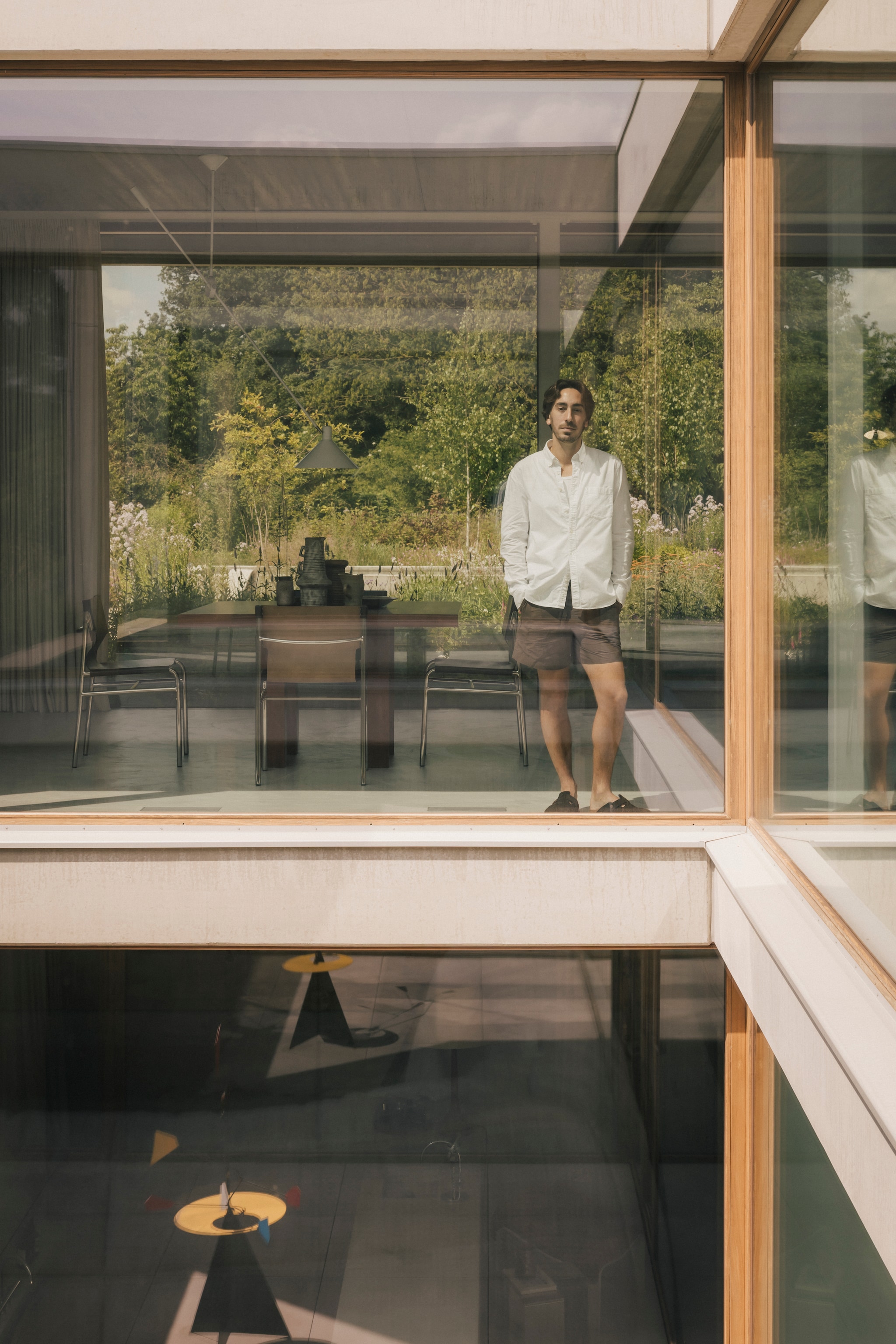 Dankzij de enorme raampartijen valt het daglicht royaal naar binnen. vtwonen Design 02-2026 | fotografie Katoo Peeters