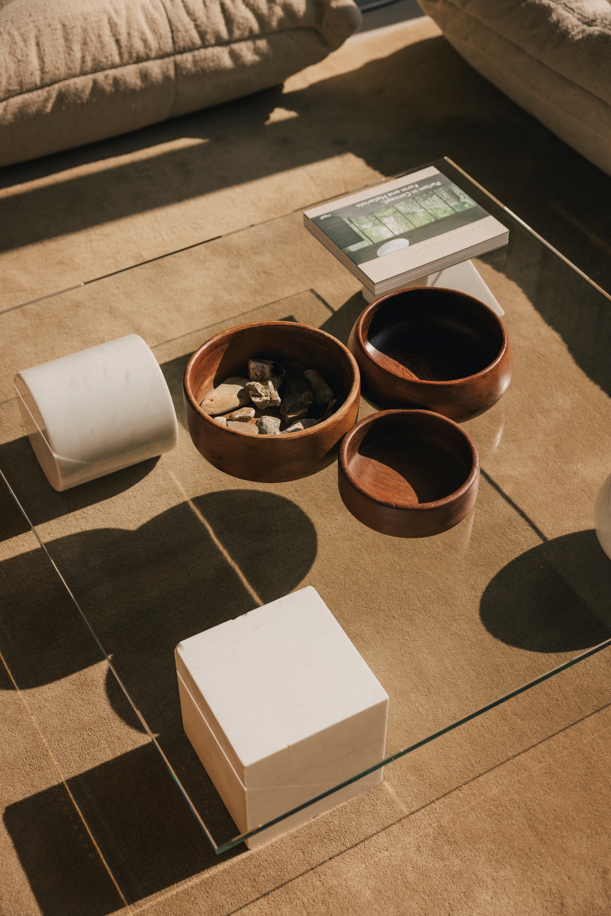 Vintage salontafel ontworpen door Massimo en Lella Vignelli voor Martinelli Luce. Enkele exemplaren uit de verzameling houten schalen van de kringloopwinkel. vtwonen Design 02-2026 | fotografie Katoo Peeters