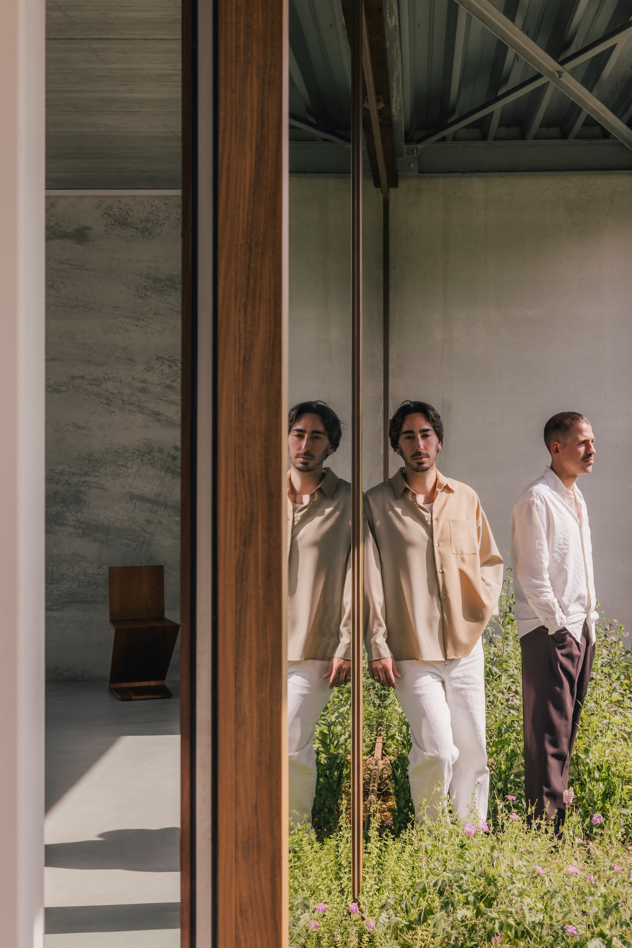 De beplanting van de tuin komt tot aan de ramen met kozijnen van afrormosia. vtwonen Design 02-2026 | fotografie Katoo Peeters