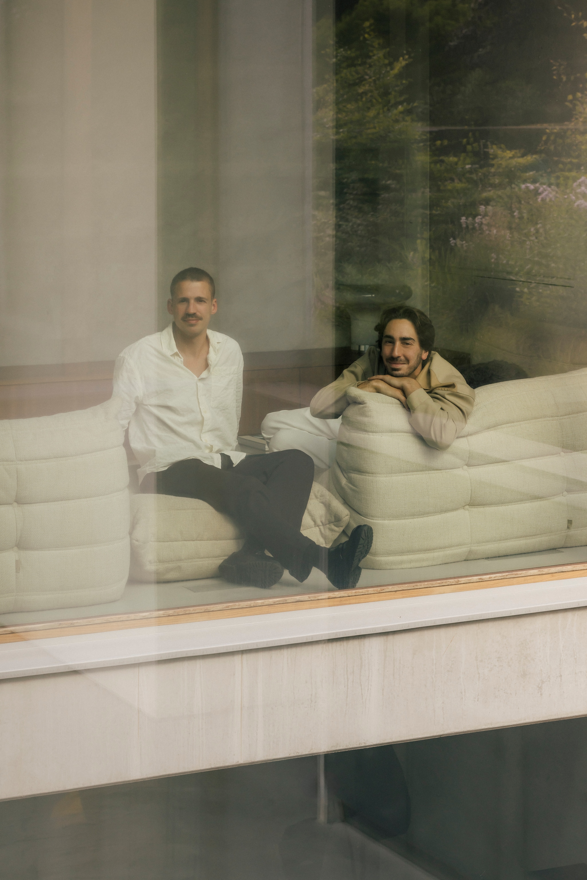 Het stel op de Togo van Ligne Roset. vtwonen Design 02-2026 | fotografie Katoo Peeters