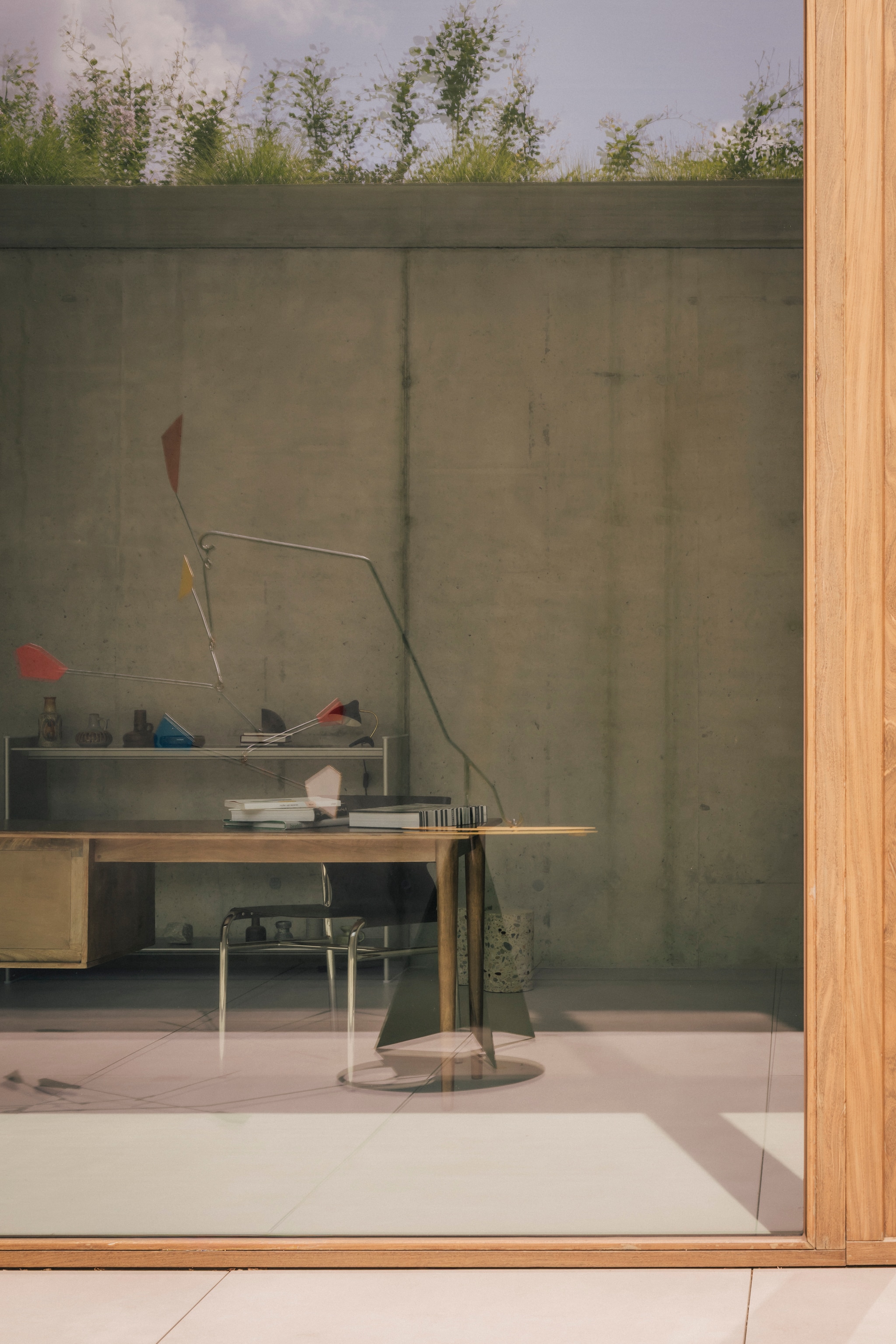 De werkruimte is ondergronds. Bureau en stoel Westwing. Opbouwspot Ikea. vtwonen Design 02-2026 | fotografie Katoo Peeters