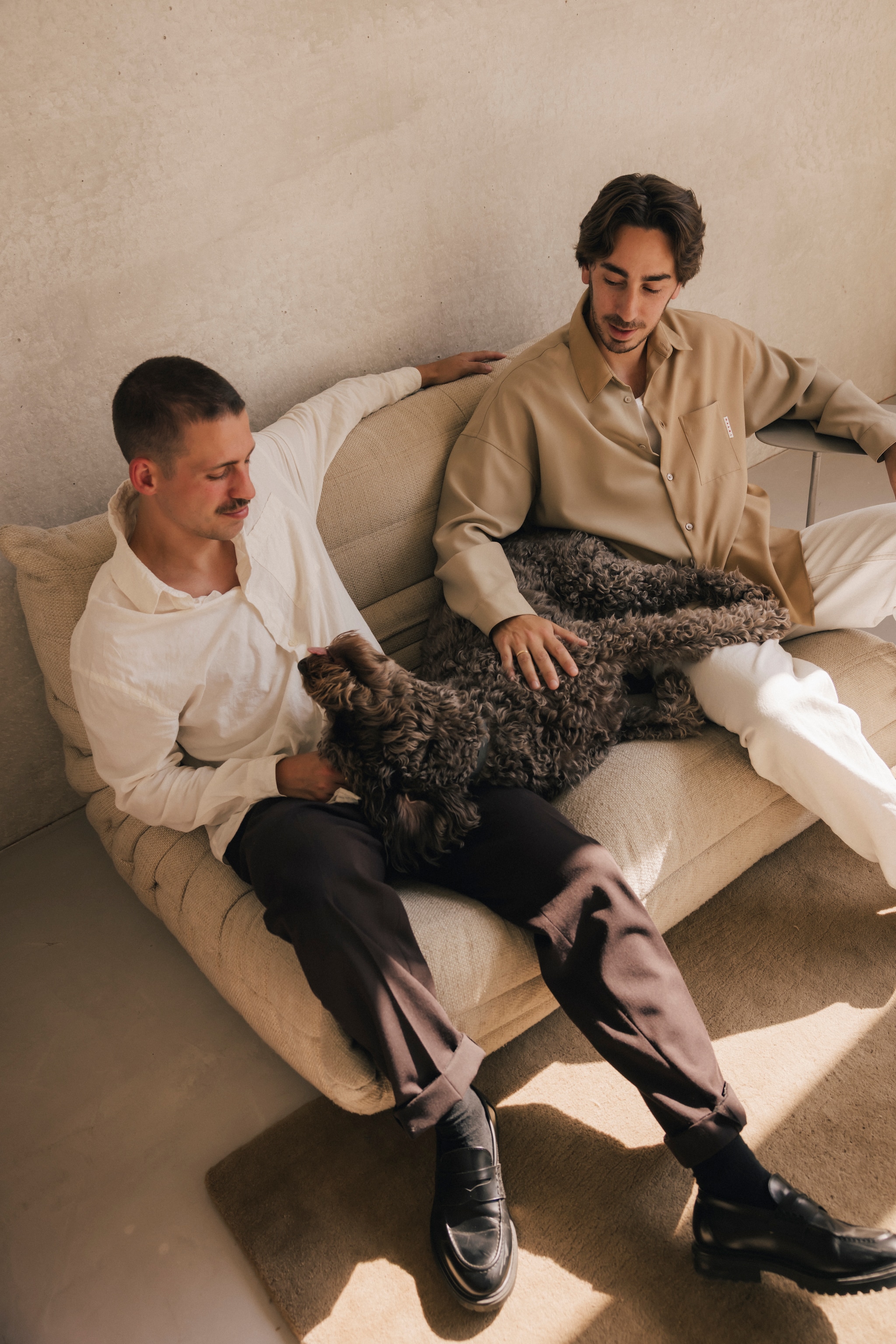 Joeri, Pieter en Memphis samen op de Togo van Ligne Roset. vtwonen Design 02-2026 | fotografie Katoo Peeters