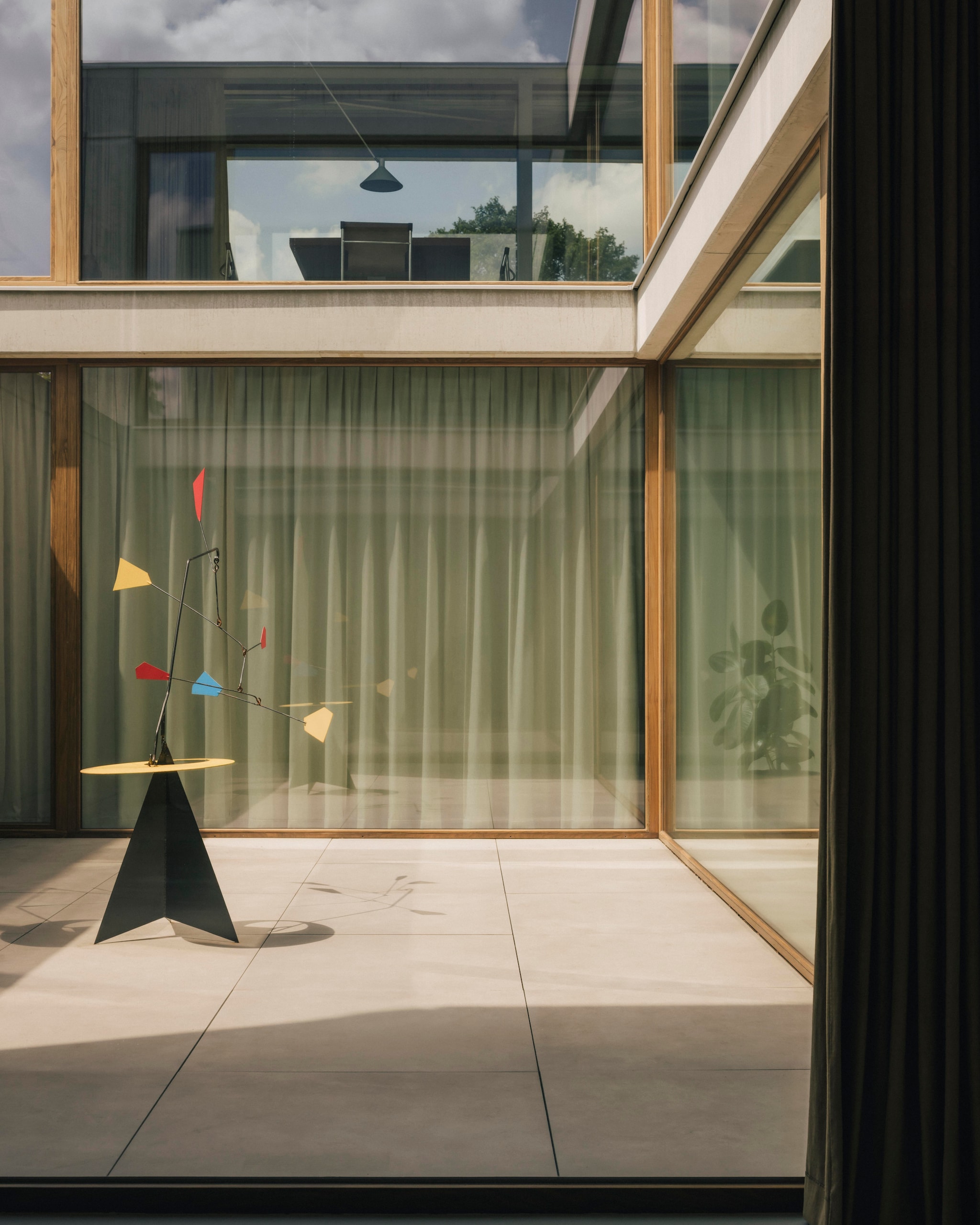 De patio met een tweedehands vondst uit de jaren zeventig uit Frankrijk, geïnspireerd op het werk van Alexander Calder. vtwonen Design 02-2026 | fotografie Katoo Peeters