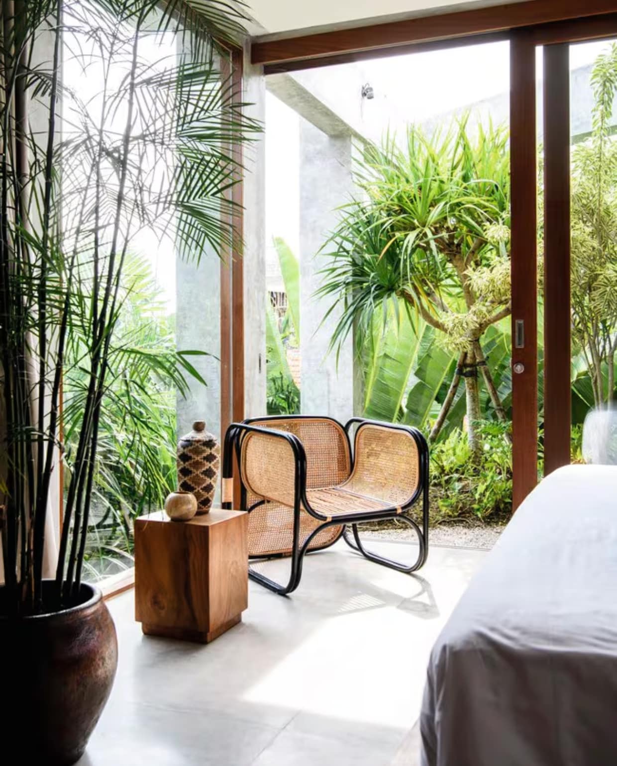 Soortgelijke fauteuil Wilbert van Sklum, bijzettafel op maat gemaakt.
 vtwonen 03-2024 | styling Kim Timmerman | fotografie Louis Lemaire