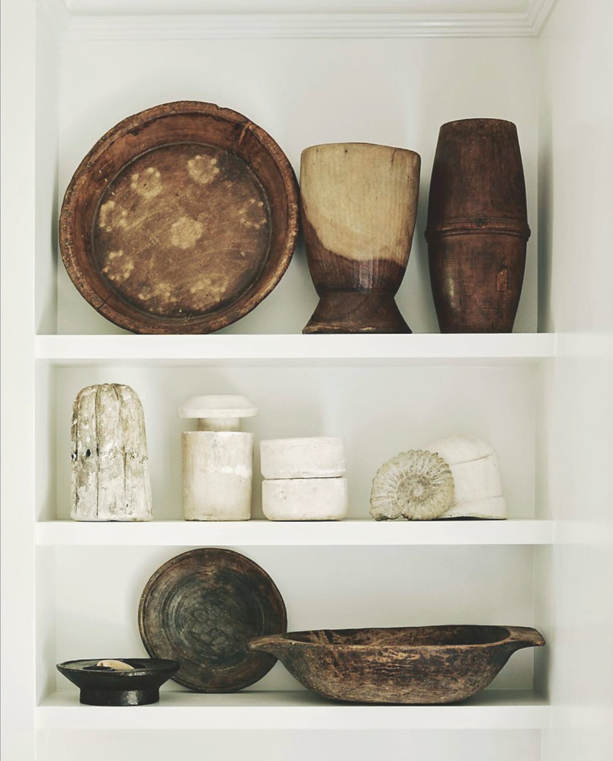 Strak ingekaderd tegen een witte achtergrond komen de schoonheid van oude materialen en handgemaakte vormen extra nadrukkelijk naar voren. vtwonen Landelijk 01-2026 | styling Ali Heath | fotografie Michael Sinclair