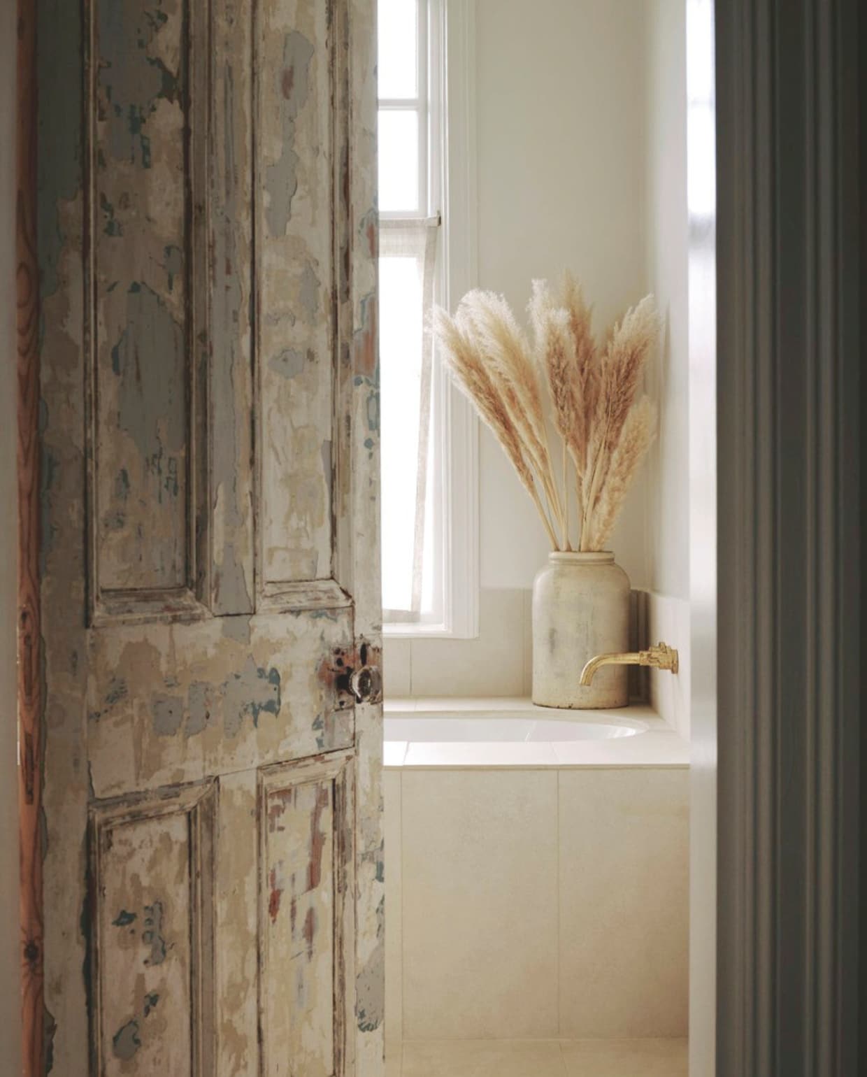 Anna maakt overal gebruik van de schoonheid van de materiaaloppervlakken zelf, zoals hier de grof geschuurde oude deuren. vtwonen Landelijk 01-2026 | styling Ali Heath | fotografie Michael Sinclair