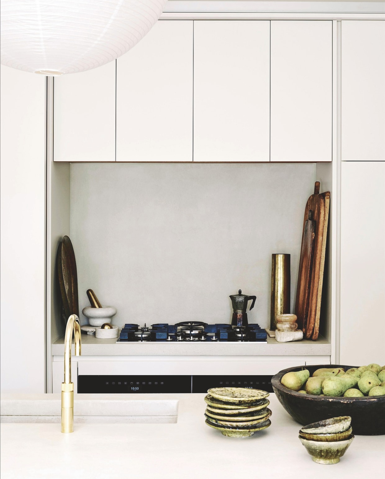 Vintage en nieuw ambachtelijk keramiek. Kraan Vola. vtwonen Landelijk 01-2026 | styling Ali Heath | fotografie Michael Sinclair