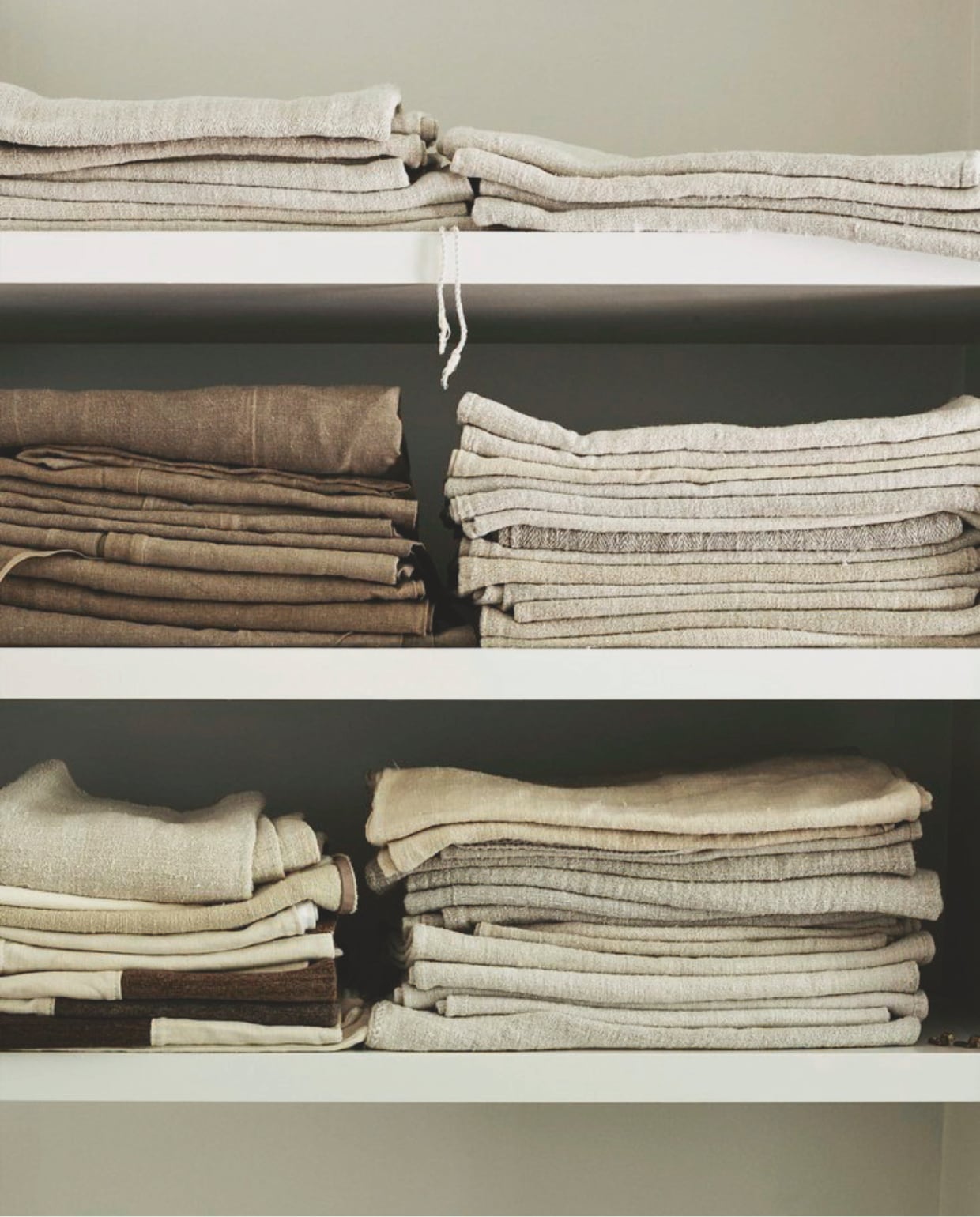 Anna spaart oud textiel dat ze hergebruikt in huis. vtwonen Landelijk 01-2026 | styling Ali Heath | fotografie Michael Sinclair