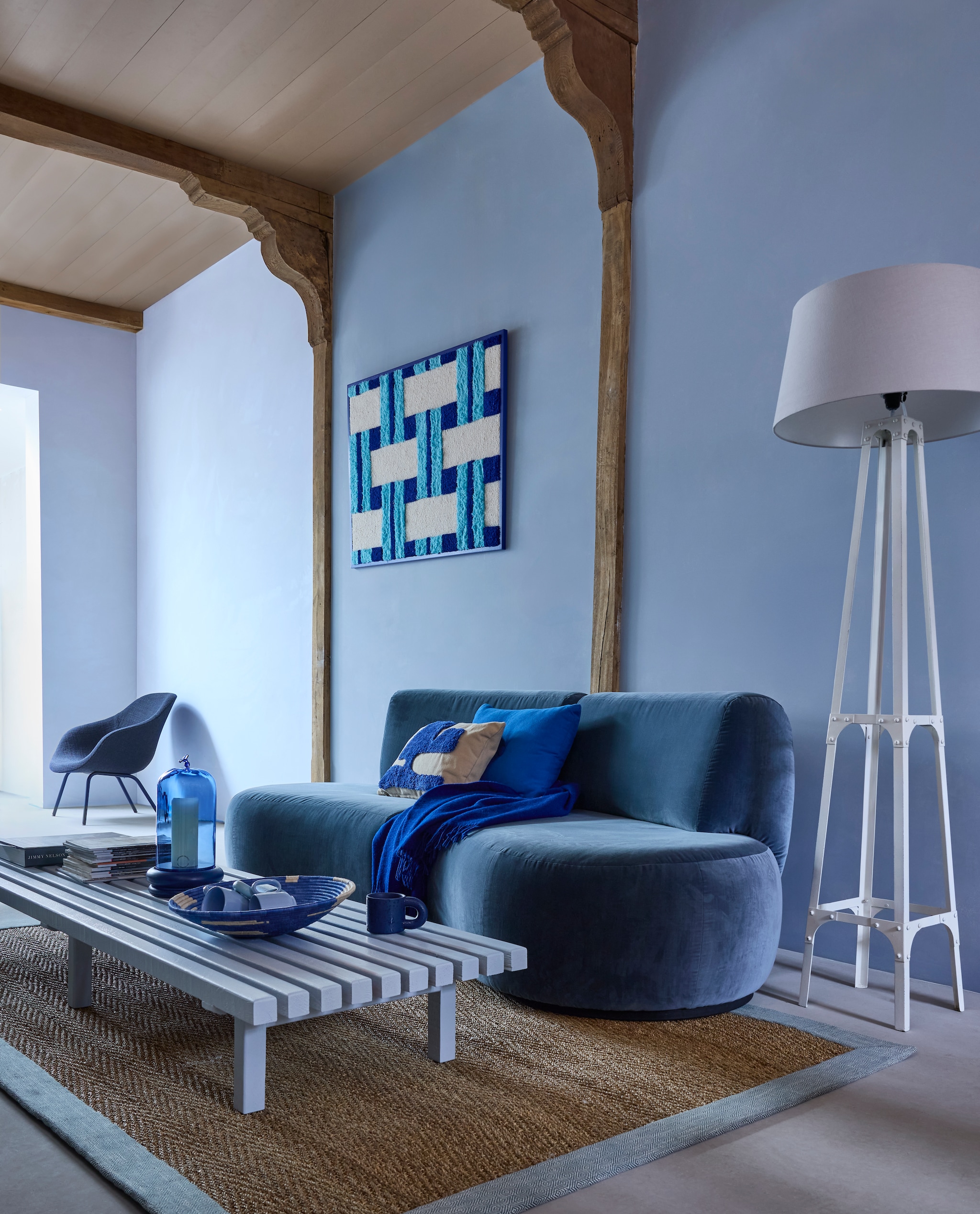 Kalkverf Blue Bay, 1 liter € 66,- en binnenlak Denim van Lab Paint, 500 ml € 51,- (vestingh.nl). Zeegras vloerkleed met gerecycled katoenen randafwerking, prijs op aanvraag (cunera.nl). Modulaire bank Benson, 241x114x83 cm (bxdxh) € 4975,-(rapture.amsterdam). Houten salontafel, 212x65x27 cm (lxbxh) prijs op aanvraag (com-anders.nl), getuft wandkleed in houten lijst, 21x90 cm € 835,- (steffievandenelshout.nl). Metalen vloerlamp Pucces, exclusief kap, 35x165 cm (Øxh) € 139,- (hetkabinet.nl). Lamswollen plaid Boston, 130x200 cm € 131,95 (aabe.nl). Blauw fluwelen kussen Dot van Hay € 95,- en kussen Lay van Ferm Living, katoenen canvas met getufte wol € 79,- (loods5.nl). Stolp Balloon, essenhout en borosilicaatglas € 160,- (polspotten.com). Sisal schaal Shoreline van Maison Suku, vanaf € 34,95 (shop.vtwonen.nl). Fauteuil Aal 87, metaal en stof naar keuze, 76x73x81 cm (bxdxh) vanaf € 1091,- en terracotta mokken Barro (in schaal) set van 2 € 29,- (hay.com). Keramische mokken Jose (op tafel) per stuk € 18,94 (nordal.com). vtwonen 4-2025 | styling Marianne Luning | fotografie Alexander van Berge