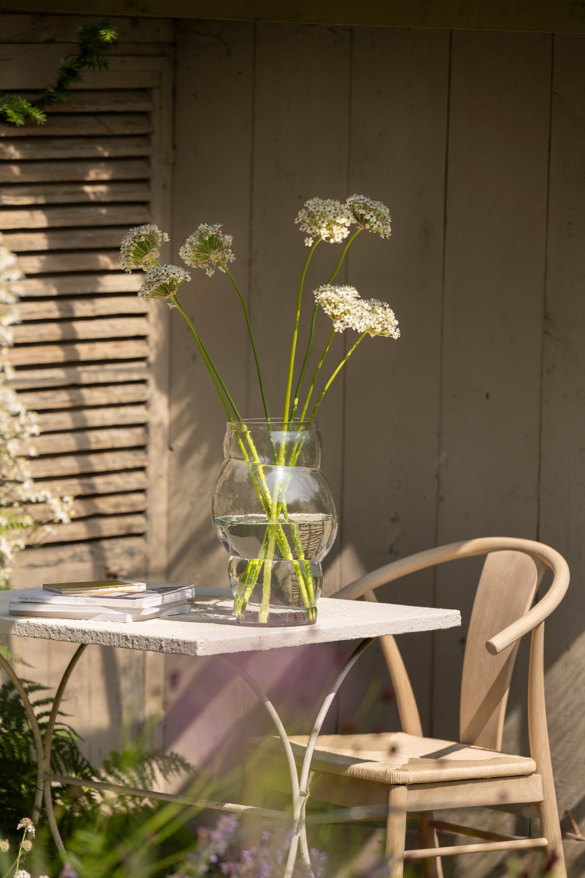 vtwonen vaas, glas, 24x35 cm (Øxh) € 79,95.M.m.v. fonq.nl (eetkamerstoel Okke). Overig privébezit. vtwonen 04-2026 | styling Sanne Ketelaar | fotografie Stan Koolen