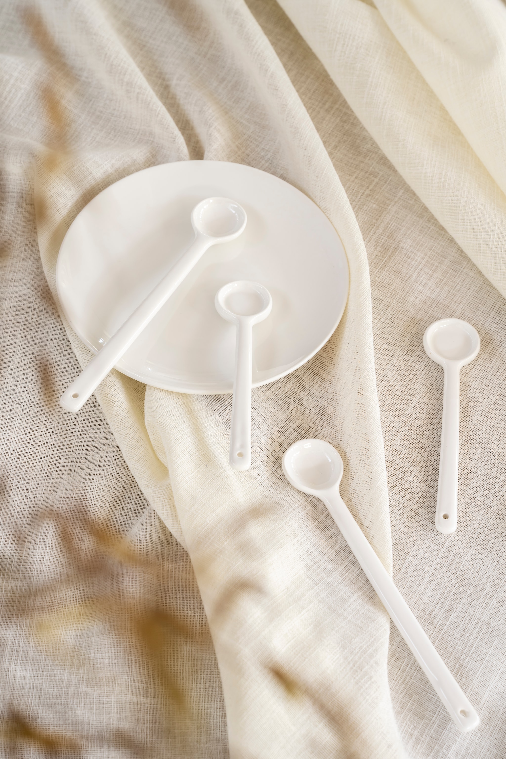 vtwonen lepels wit, porselein, in diverse formaten, set van 6 vanaf € 16,95. vtwonen 04-2026 | styling Sanne Ketelaar | fotografie Stan Koolen